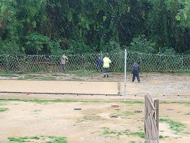 广东中山神湾镇一鳄鱼养殖场外墙围栏因连日豪雨倒塌，造成鳄鱼逃出养殖场，当地正进行抢修和抓捕工作。央视