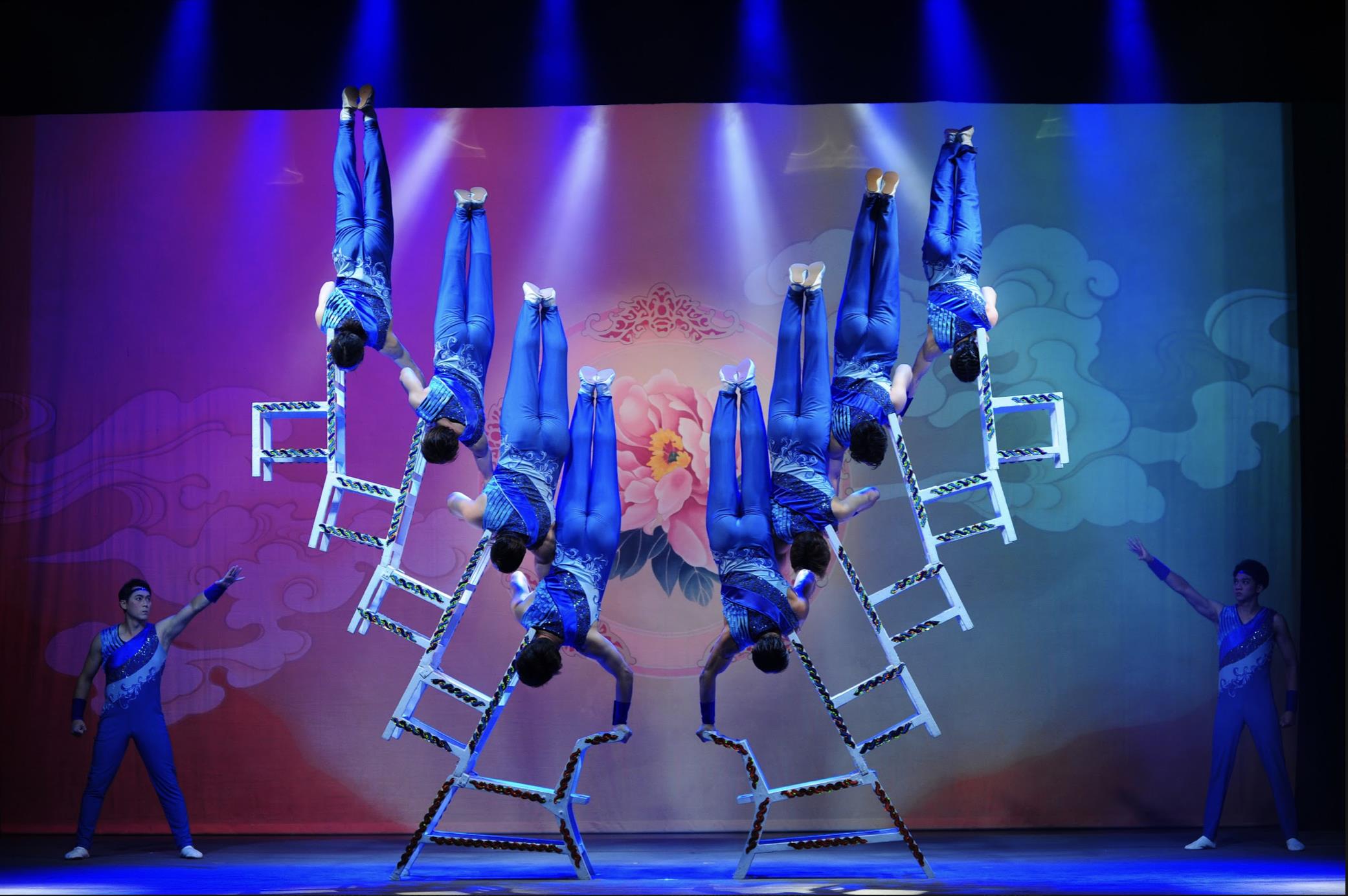 台湾特技团则带来《艺创巅峰》，以人体组合成各种高难度动作，考验平衡与默契。图／台湾戏曲学院提供