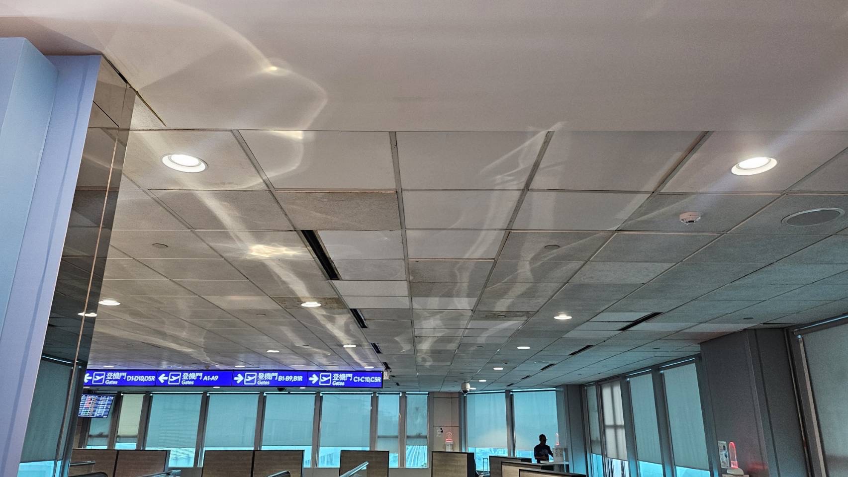 桃园国际机场今天发生第二航厦旅客休息区发生天花板无预警掉落。图为天花板恢复后画面，图／桃机公司提供