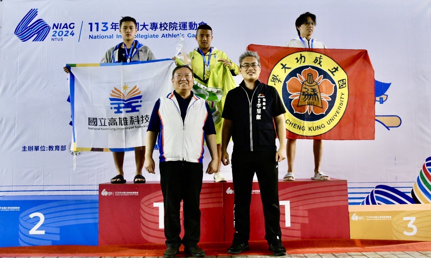 中华奥会主席林鸿道（前左）与台中市运动局局长李昱叡（前右）共同为选手颁奖。图／台中市运动局提供