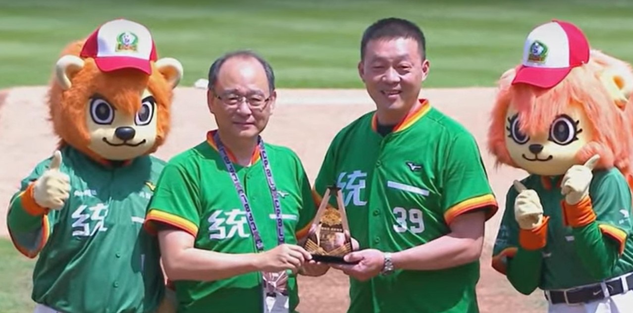前统一狮球员吴俊良(右二)。撷图自画面