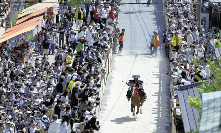 日本一间神社去年举办传统祭神仪式导致马匹死亡，在遭动保团体等批评虐待动物后，今年已改善，但民众看法两极。图／截自读卖新闻