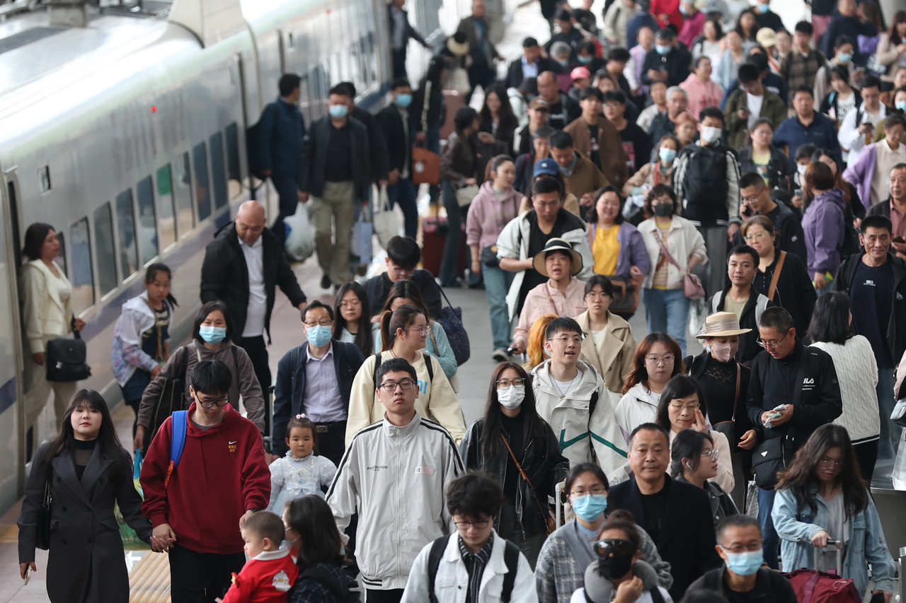 中国旅游业者释出「五一假期」统计资料，内容显示这波假期间，出境旅游人次较去年同期激增190%。图为5月5日，江苏南京，旅客在火车站出行。中新社