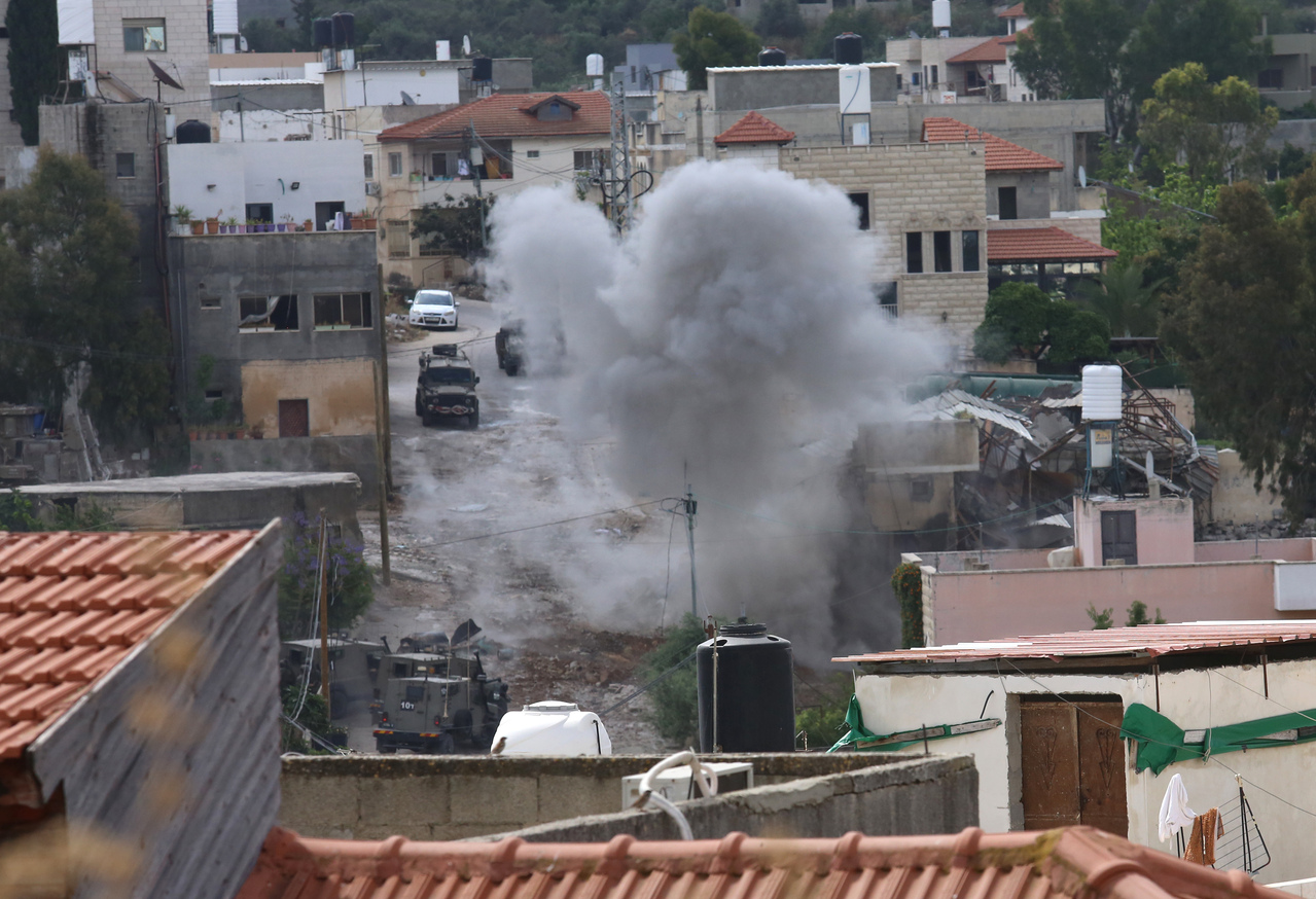 以色列军队在约旦河西岸北部城市卡瑞姆小镇迪尔古松村进行的军事行动中冒出浓烟。新华社