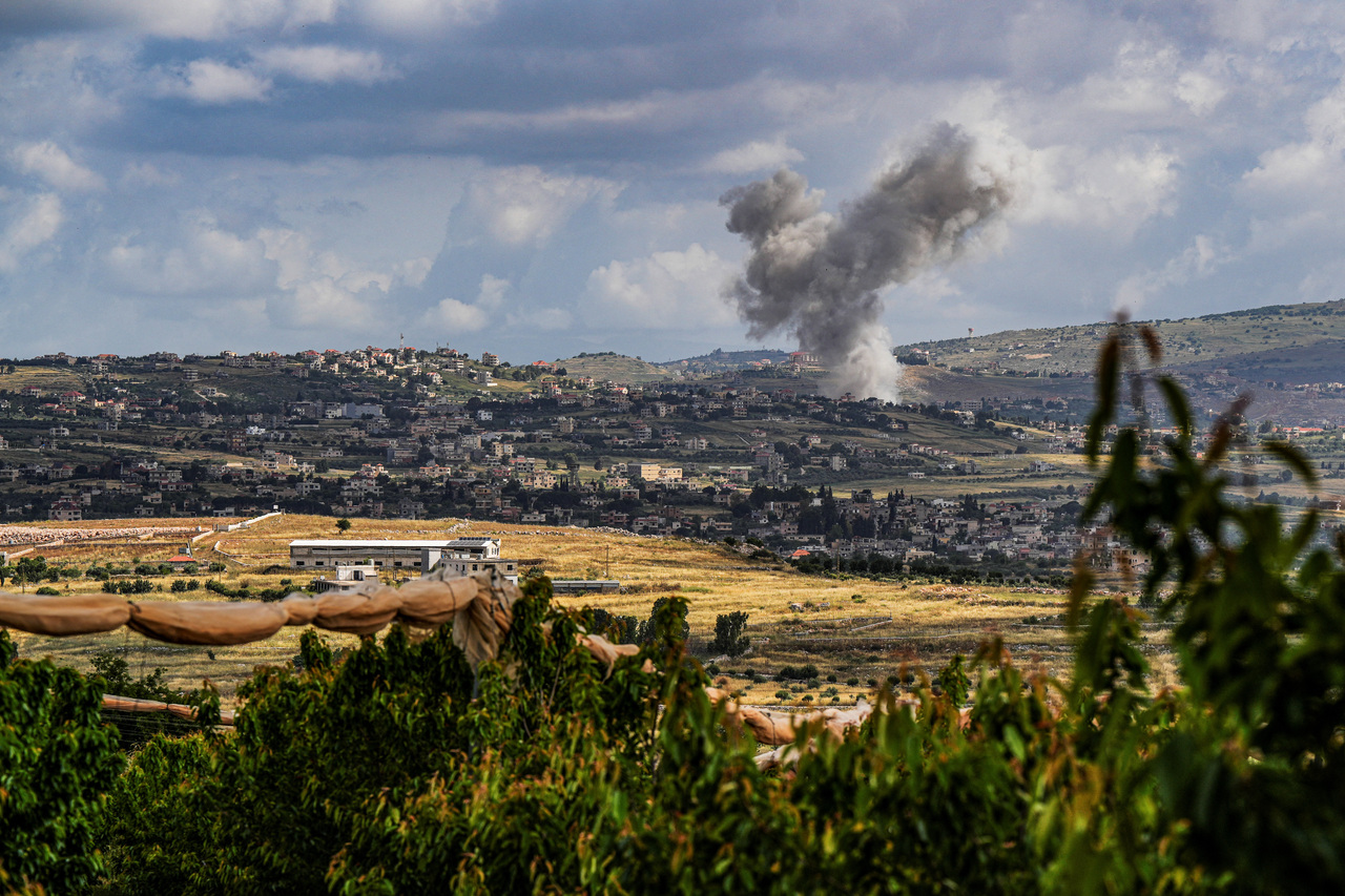 图为以色列发动攻击后，黎巴嫩上空升起浓烟，真主党和以色列军队之间持续发生跨境敌对行动。路透