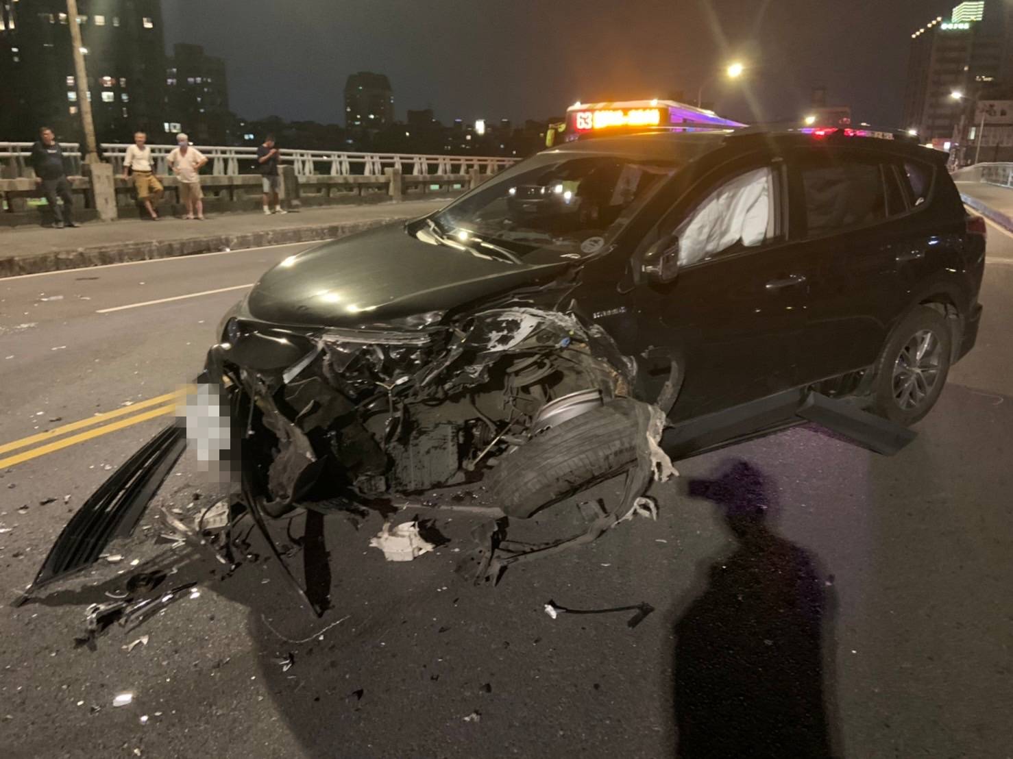 台北市连接内湖、南港的成美桥昨晚发生3辆汽车碰撞事故，酿成4人受伤送医。记者李隆揆／翻摄