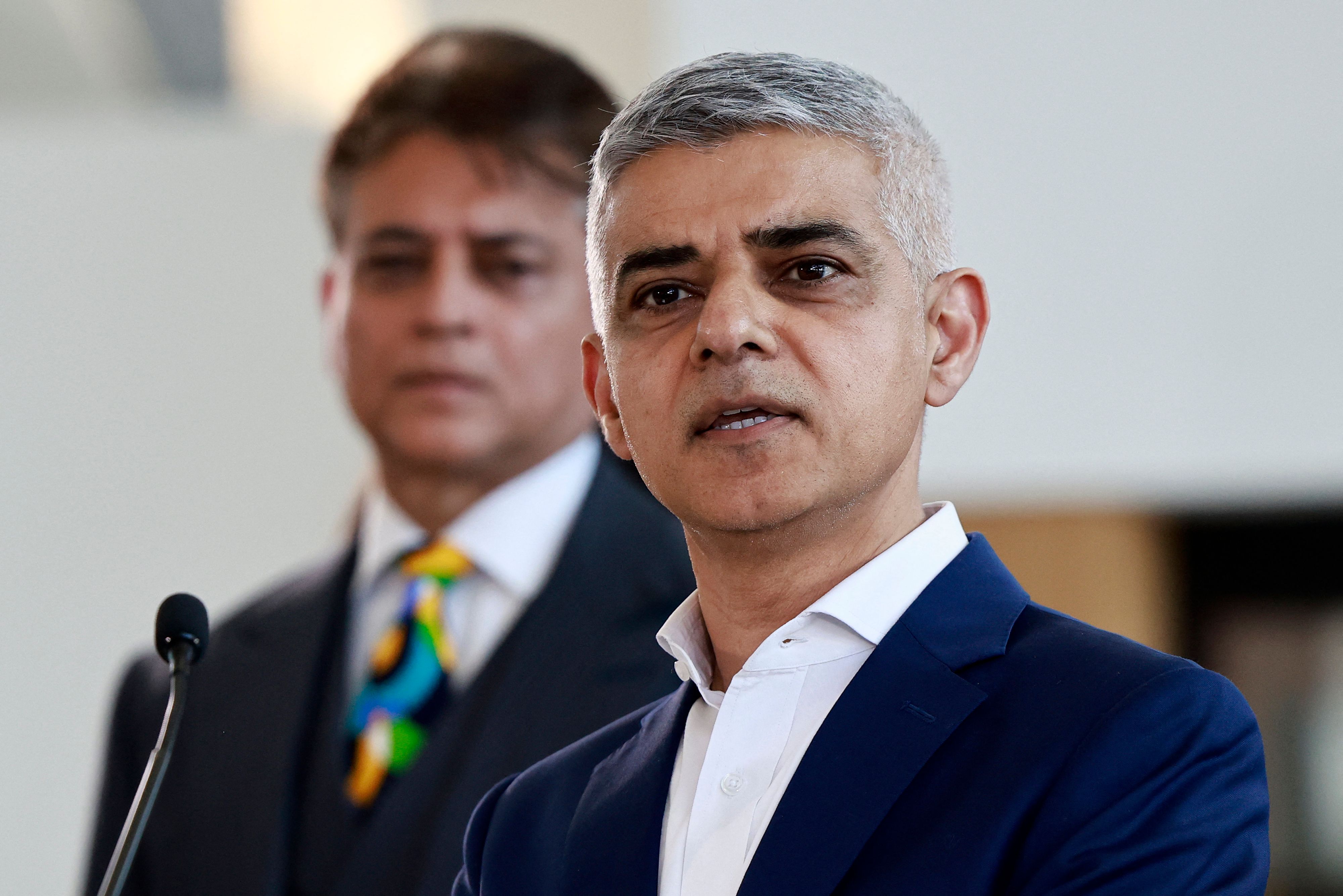 英国伦敦市长选举结果于当地时间4日下午出炉，现任市长沙迪克汗破纪录赢得第3个任期。法新社