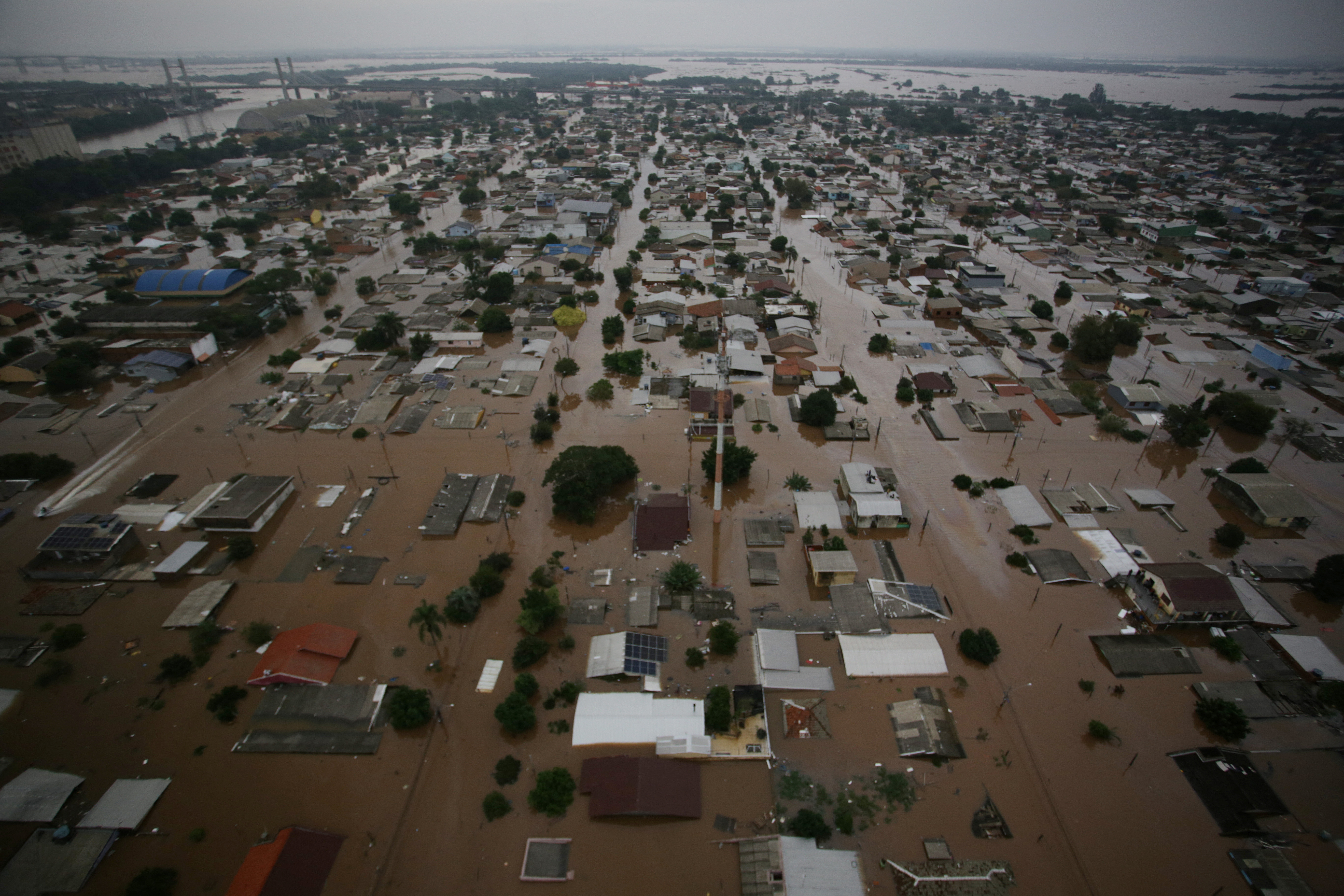 巴西南部南大河州本周遭遇豪雨引发洪水和土石流，图为南大河州卡诺阿斯洪水泛滥成灾。路透
