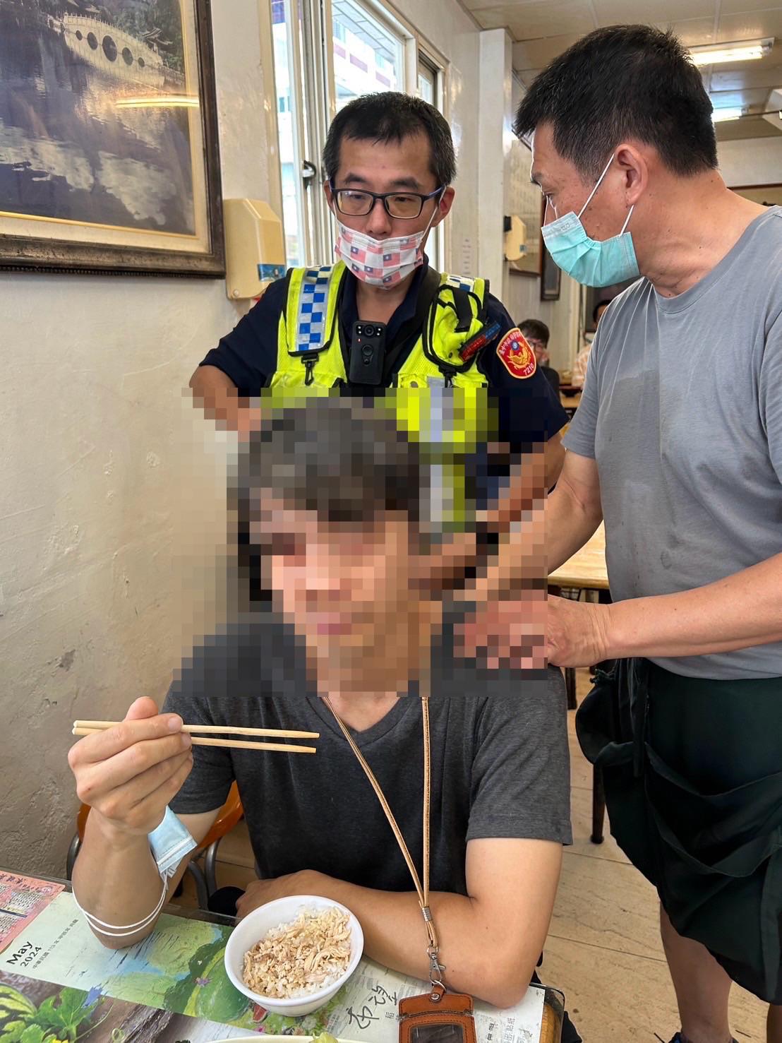 台中市江姓男子在3日于南屯区一家火鸡肉饭店用餐时，突拿著筷子全身僵硬不动，救护人员发现是低血糖，将他送医。图／第四警分局提供