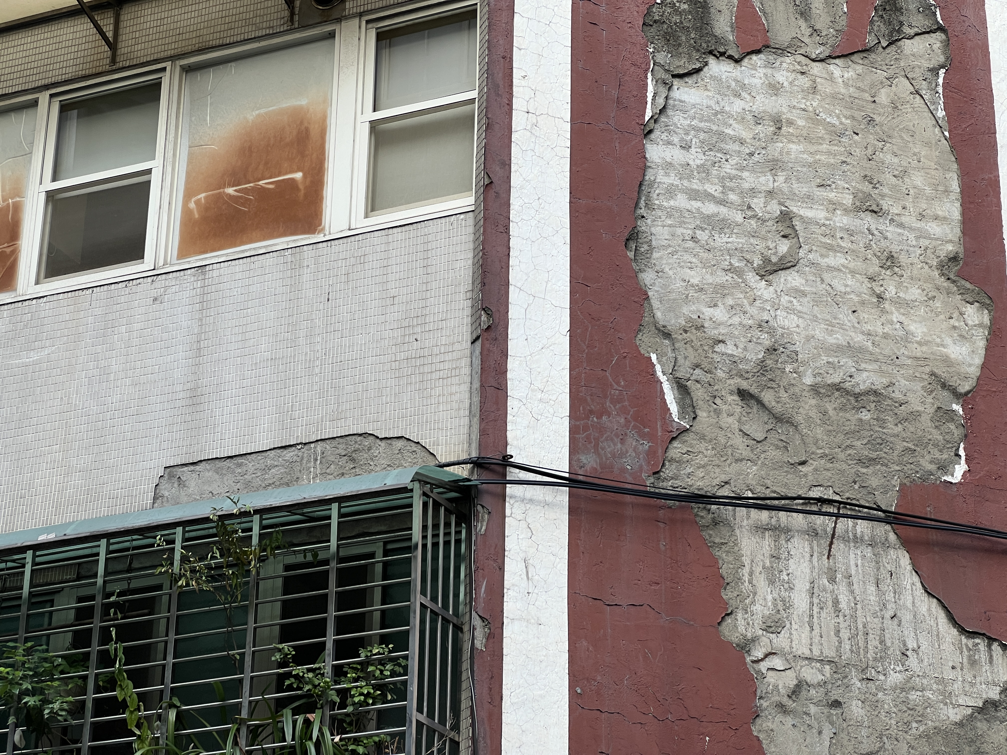 430大地震过后，台北市有不少建物外墙磁砖剥落。记者钟维轩／摄影