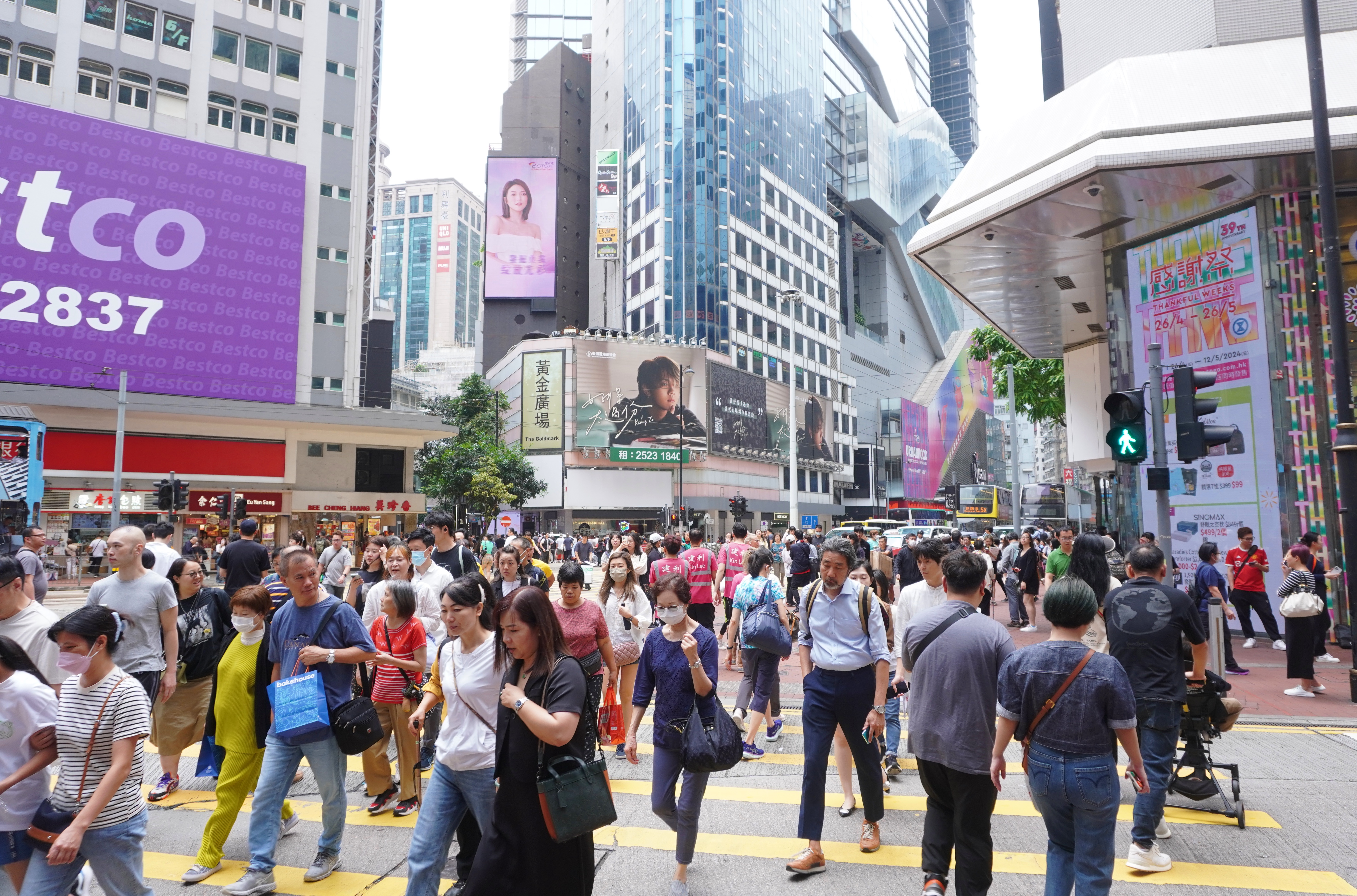 一项调查显示，香港有超过八成的受访青年因工作压力不想上班。（中通社）