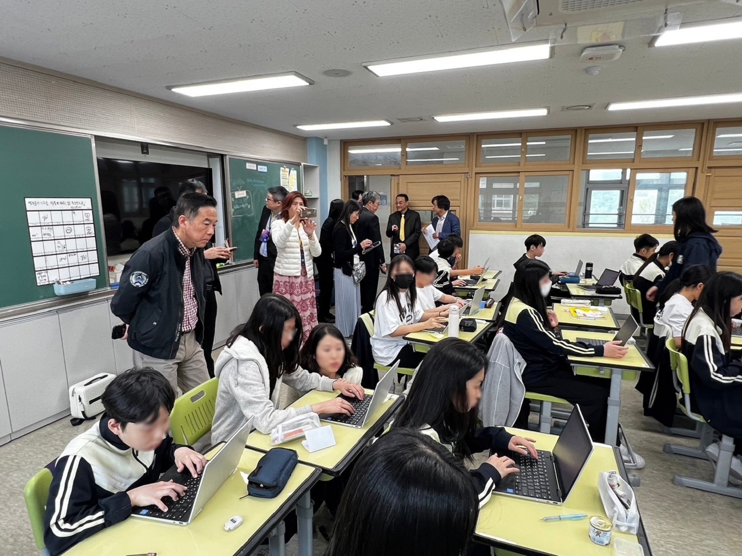 数位学习参访团至首尔革新未来学校内谷国中现场观课。图／教育部提供