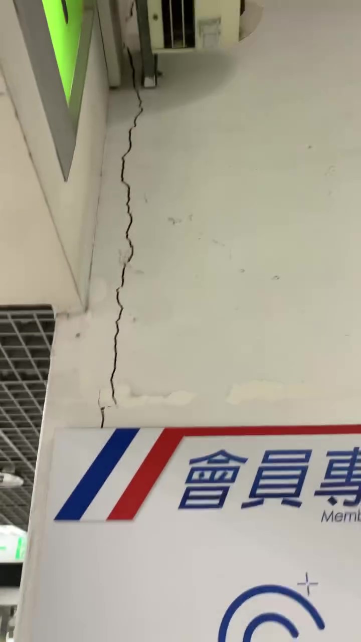 竹北市县治停车场综合大楼裂缝从地板延伸至天花板。图／取自脸书竹北大小事