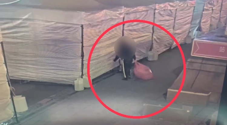 监视器画面拍下，陈姓女子在北车附近市集偷窃过程，粉红色一大袋内装有偷来的衣物，超过40件。记者翁至成／翻摄