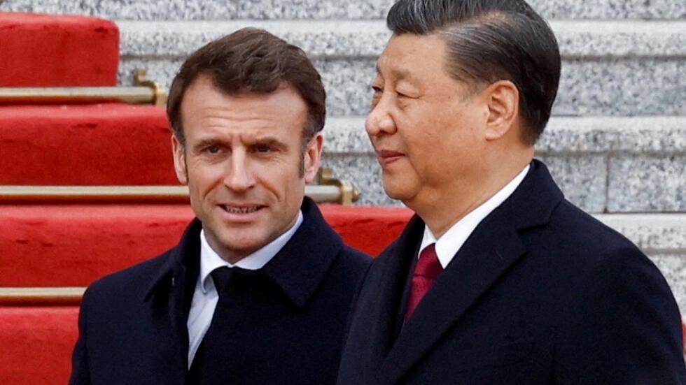 大陆国家主席习近平5日启程访问欧洲，图为习近平2023年4月在北京人民大会堂前广场欢迎法国总统马克宏到访。（路透）