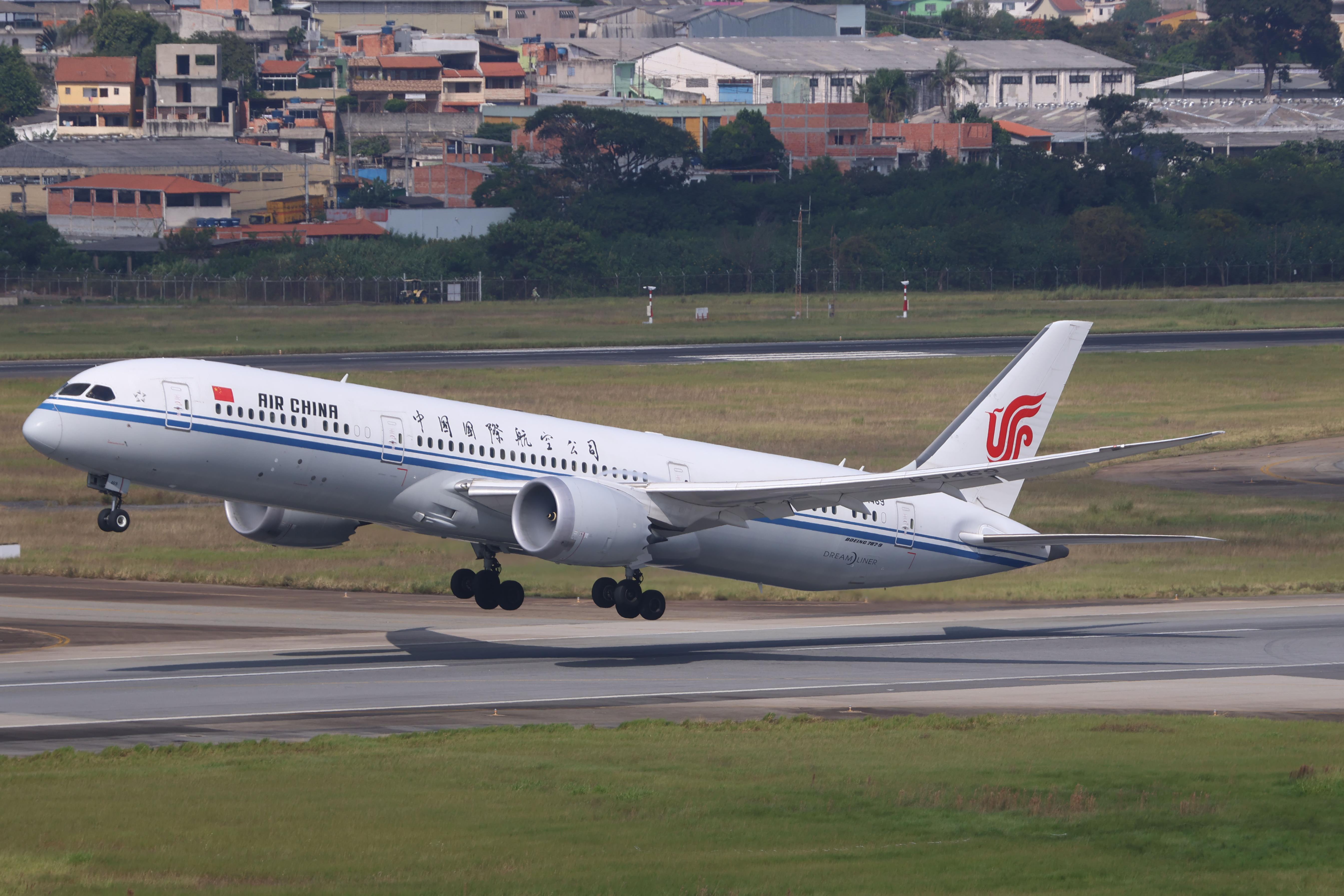 中国国际航空北京—马德里—圣保罗航线于4月28日正式复航，两国直航则将于5月17日复航。图为国航回程航班4月29日自巴西圣保罗瓜鲁柳斯国际机场起飞。（新华社）