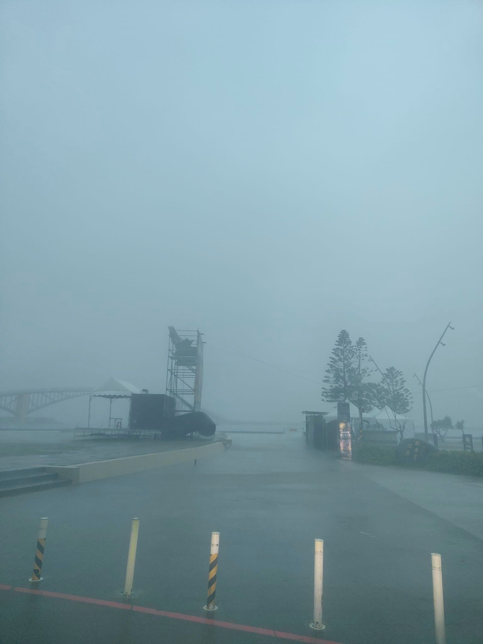 澎湖今天上午大雷雨，天色昏暗。图／读者黄富源提供