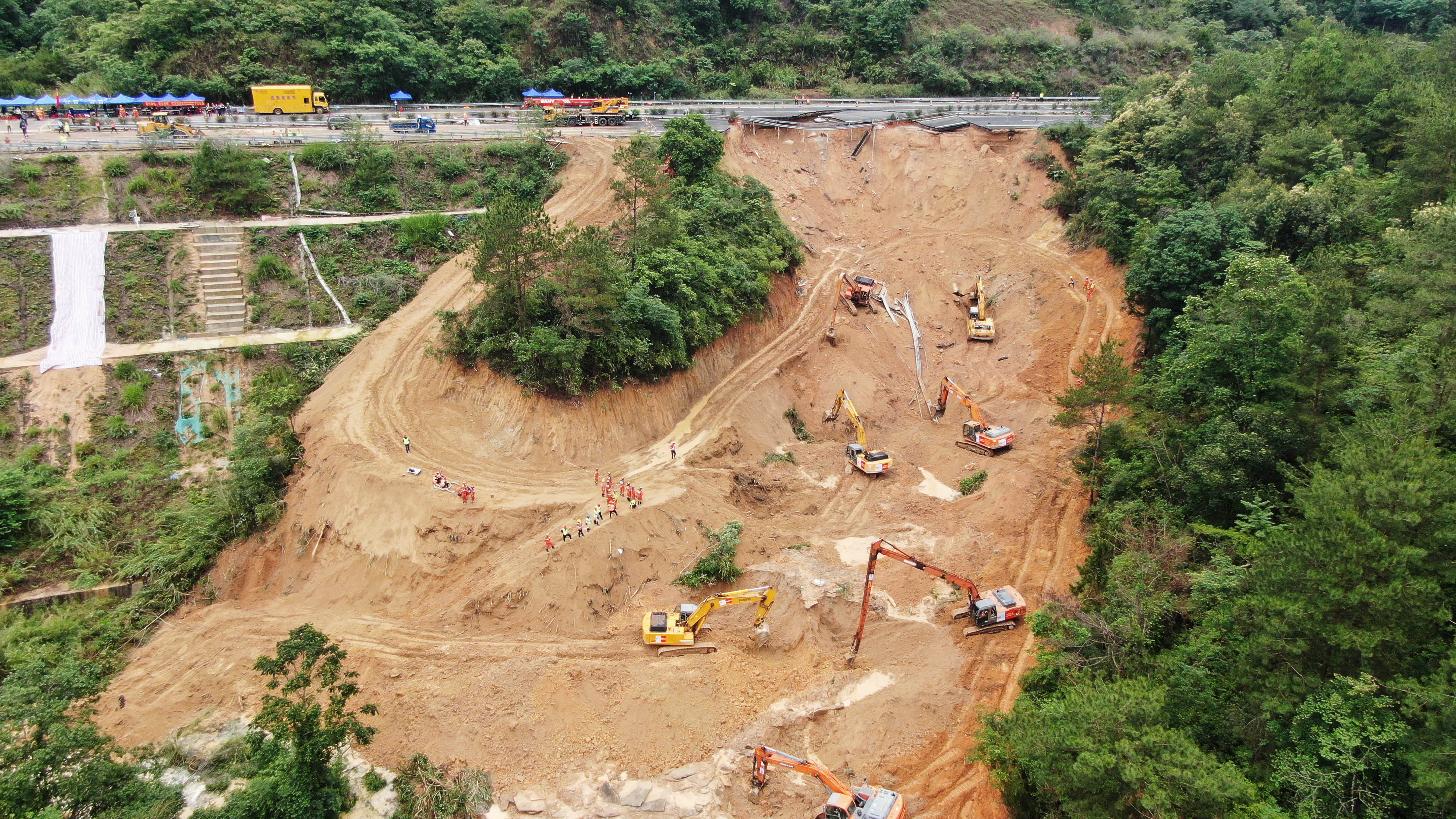 广东梅大高速公路1日发生的坍塌事故，已知至少造成48人不幸丧命。（新华社）