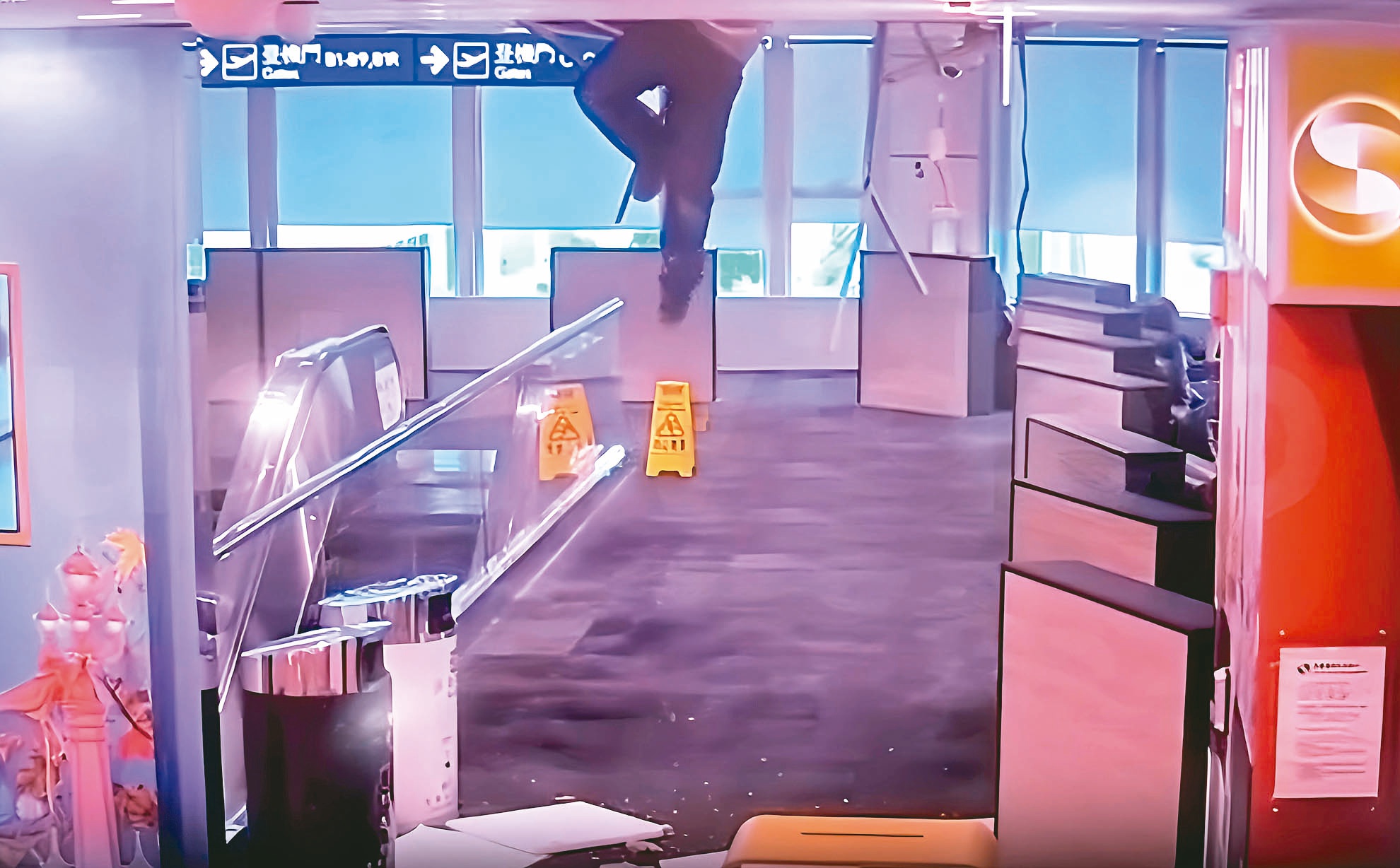 桃机第二航厦旅客休息区，昨发生工人跌落天花板的惊险画面。图／取自机场公司提供影片