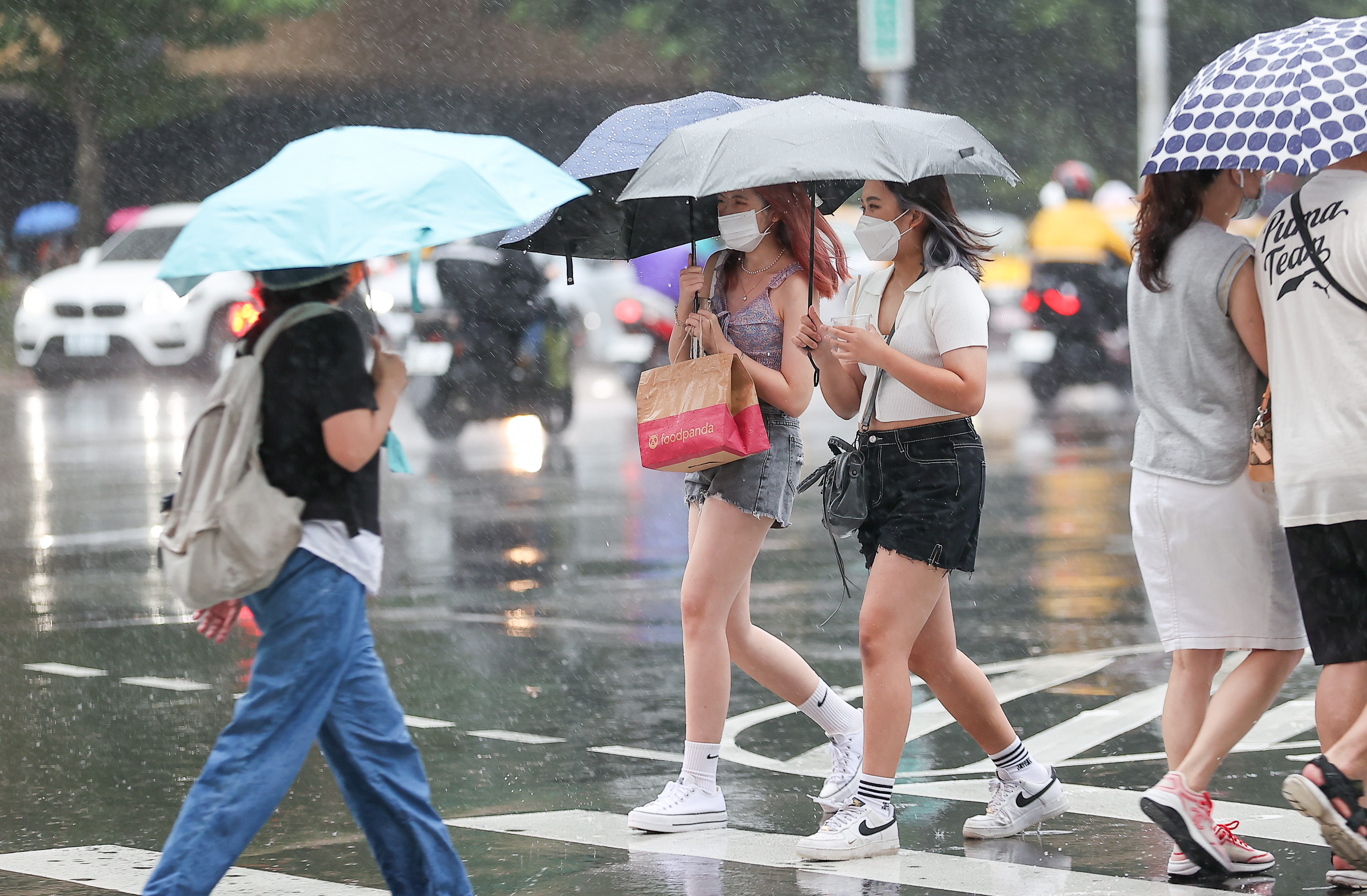 中央气象署今下午5时45分发布大雨特报，提醒高雄山区、屏东县山区、台东县等3县市为大雨区域。联合报系资料照