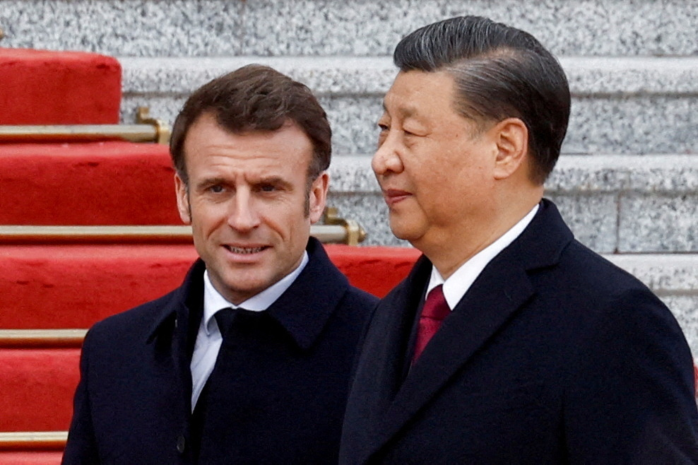 中国大陆国家主席习近平（右）去年4月在北京接待来访的法国总统马克宏（左）。路透