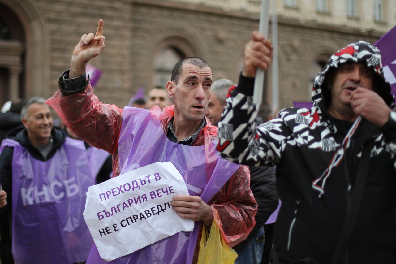 在保加利亚的采矿村贝利布利亚格，欧洲联盟逐步汰除煤炭的计划推行得并不顺利，这座村庄为扩建露天矿场而被拆迁。图为4月25日，在索菲亚，矿工和能源工人举行示威，反对保加利亚电力市场自由化。法新社
