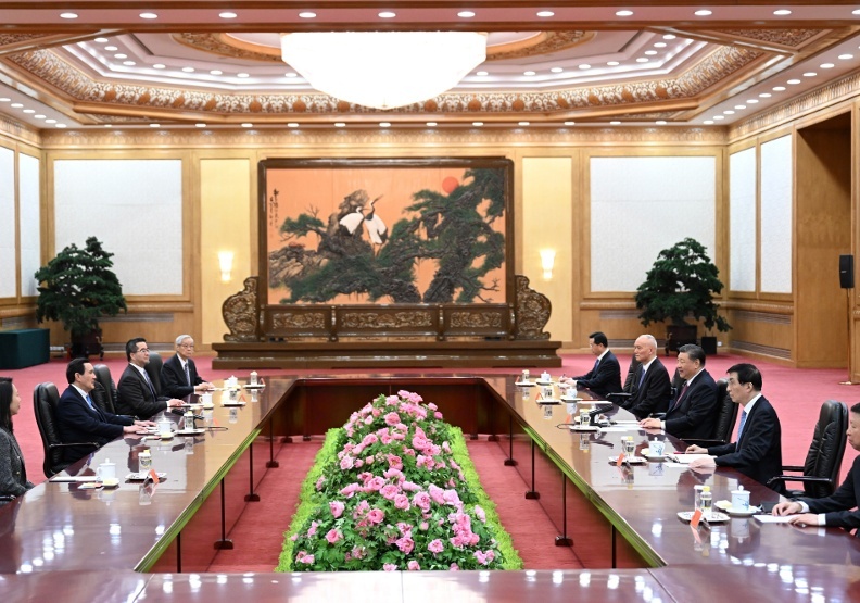 北京高规格接待前总统马英九，包含中国领导人习近平在内的三位中共政治局常委亲自会见，凸显其重视程度。达志影像