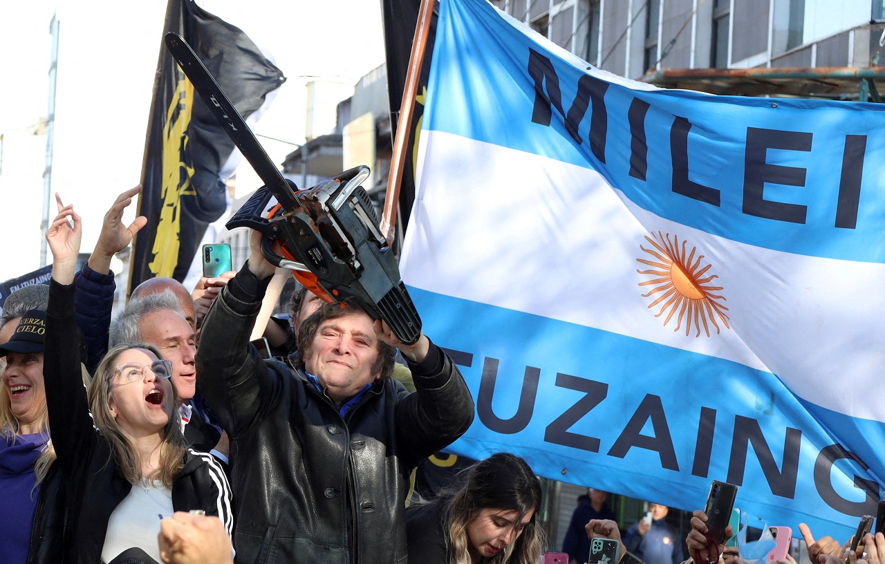 阿根廷总统米雷伊几个月前曾宣布要开除7万名政府员工。路透