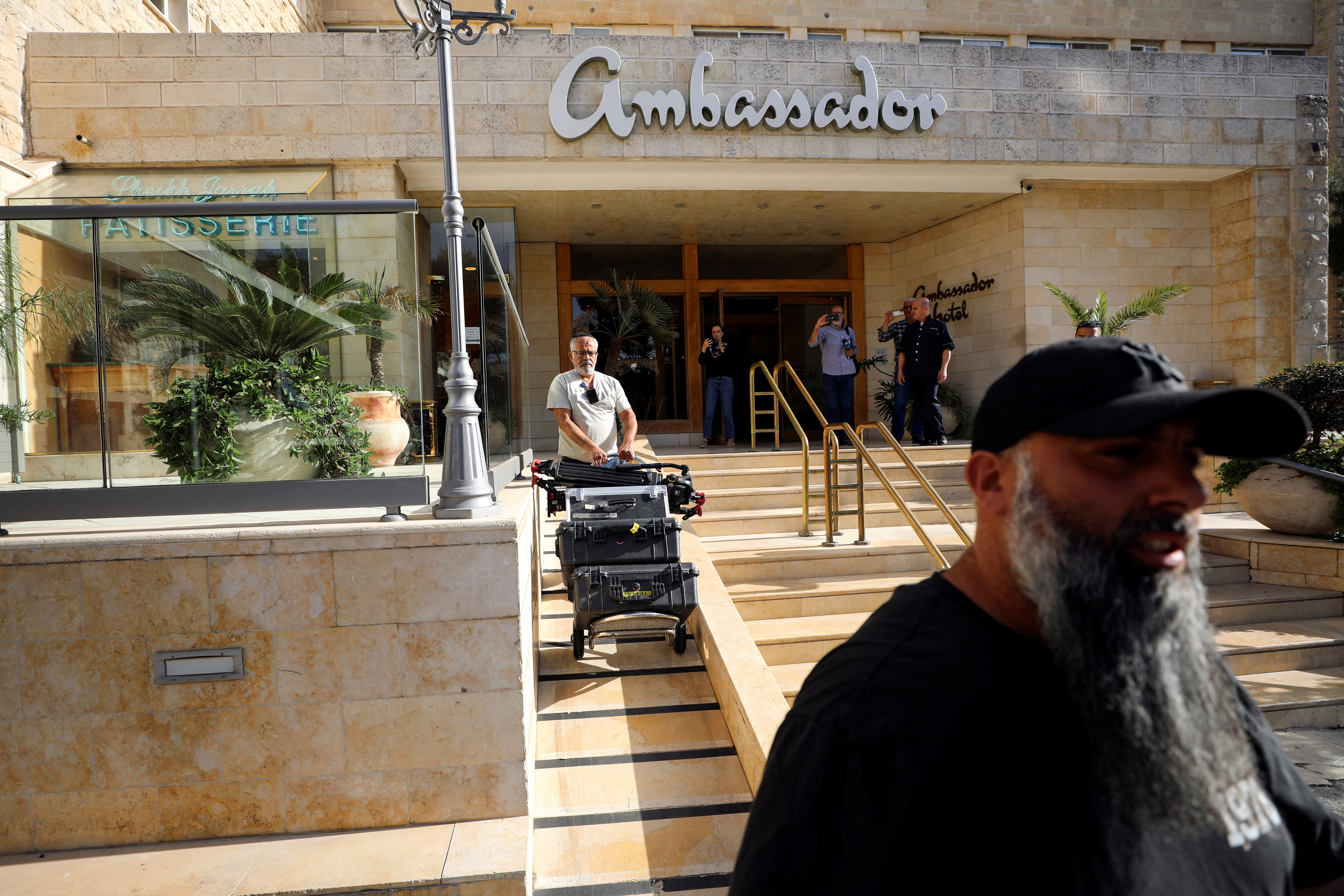 以色列政府5日下令关闭国内半岛电视台后，突袭该台设于耶路撒冷大使饭店内的办公室，并且没收其通讯设备。路透
