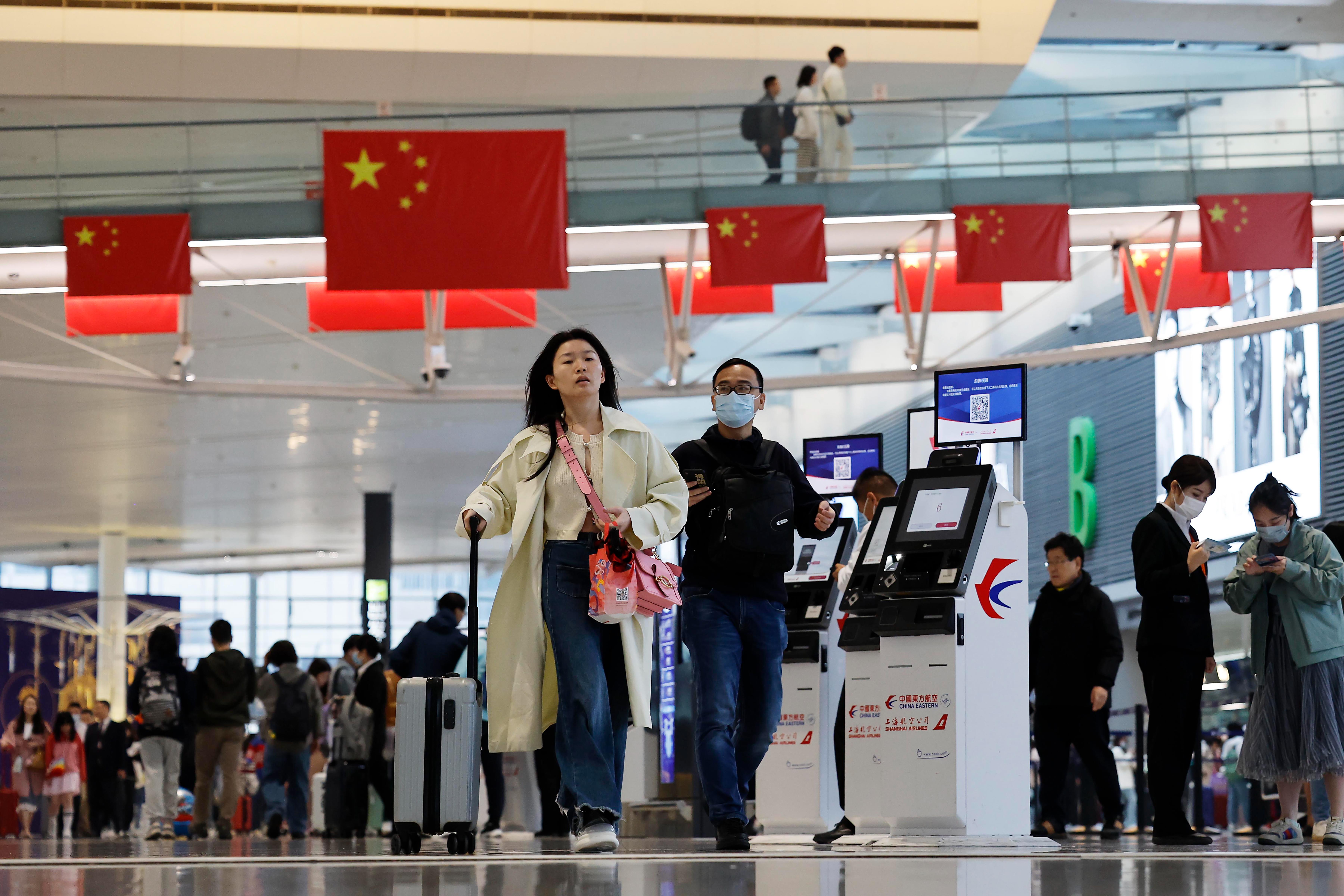 今年「五一」假期，不少大陆民众选择出国旅游。图为5月1日上海虹桥机场T2航站楼内景象。（中新社）