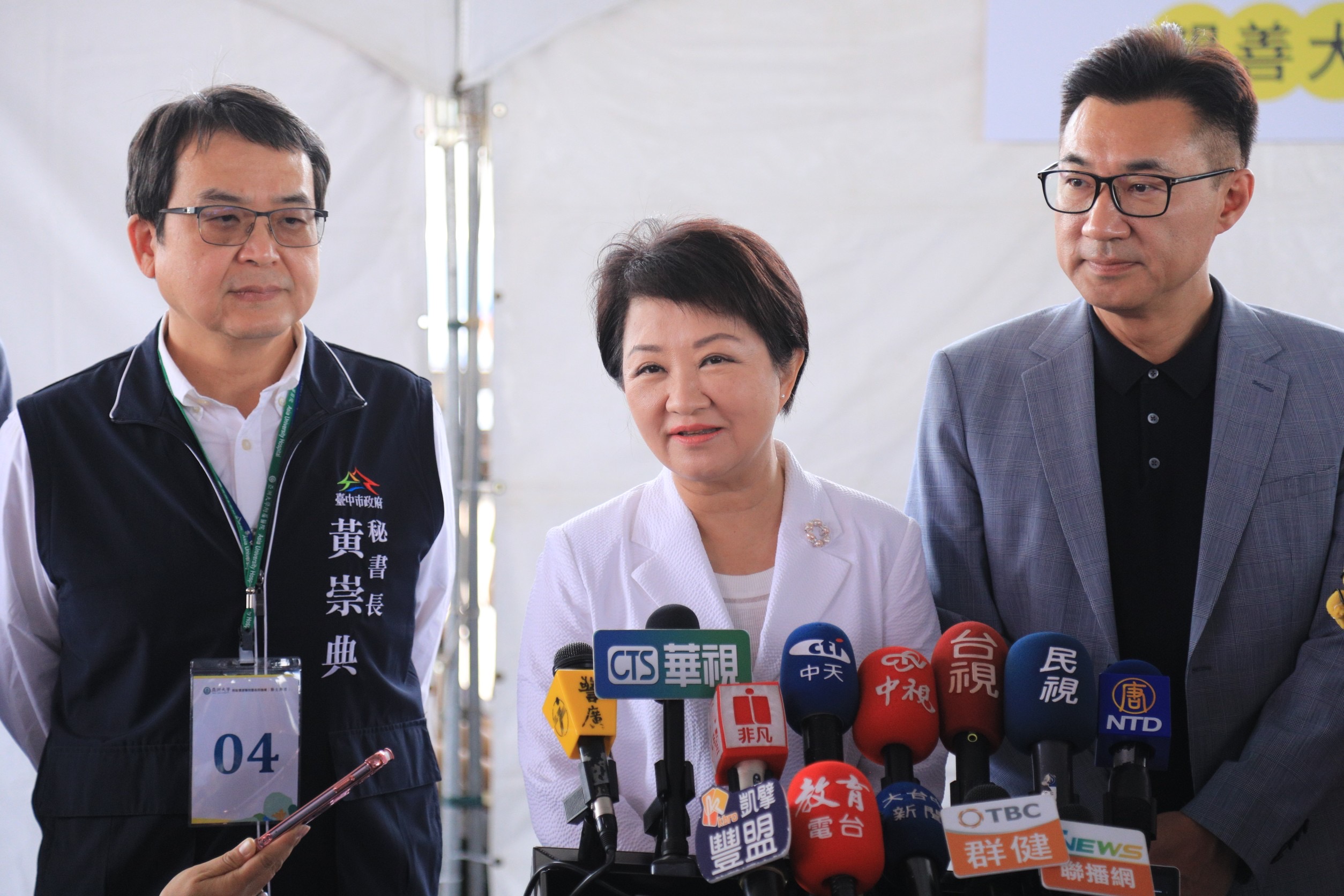 台中市长卢秀燕受访表示，520总统就职典礼是否能到场，因为总质询必须备询，议会同意才能成行。记者陈秋云/摄影
