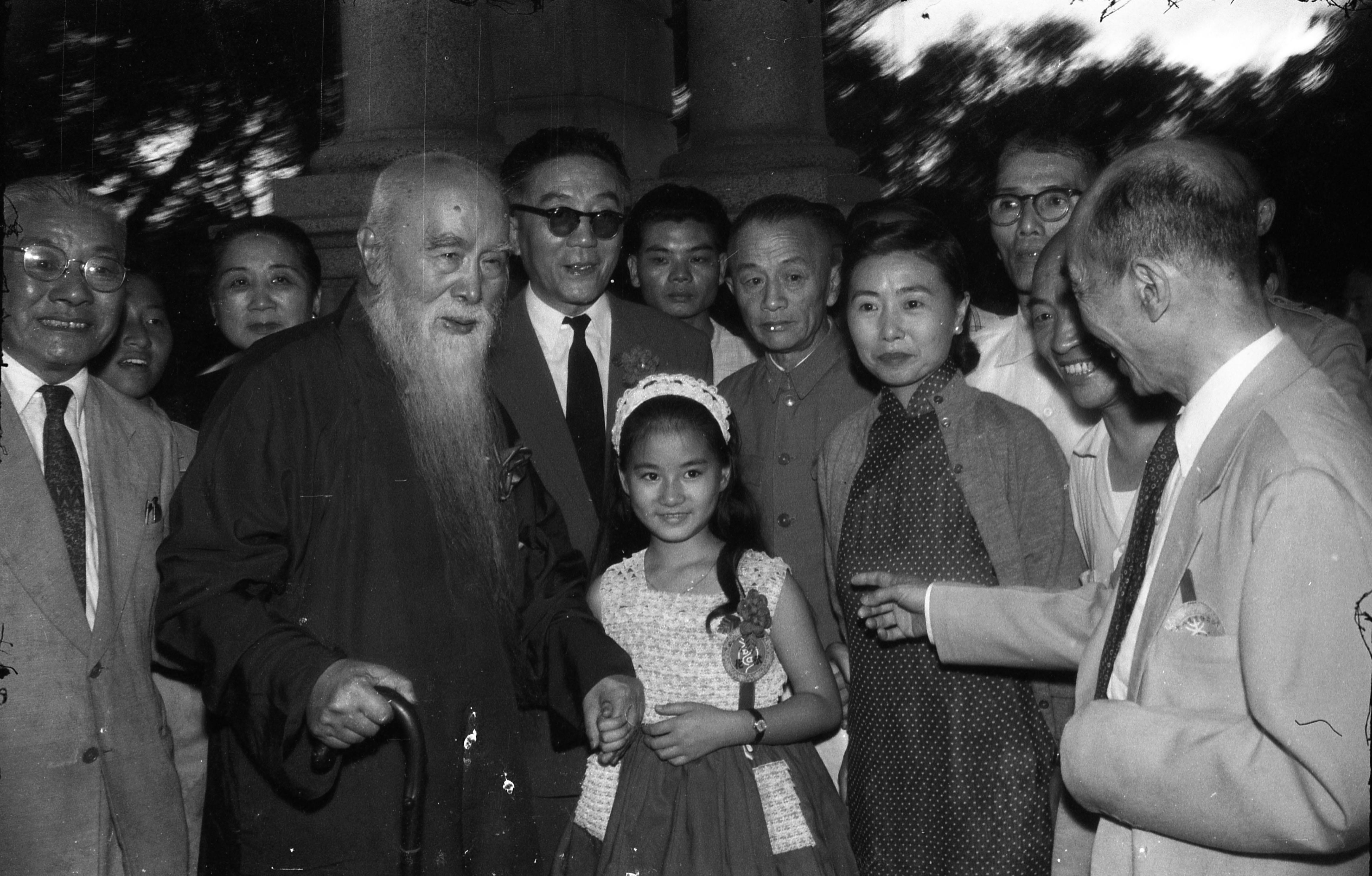 1958年5月7日，为党国元老监察院长于右任（前左）八秩大寿，各界在台北宾馆举办祝寿酒会，女童星张小燕（前中）也到场祝贺。图／联合报系资料照片