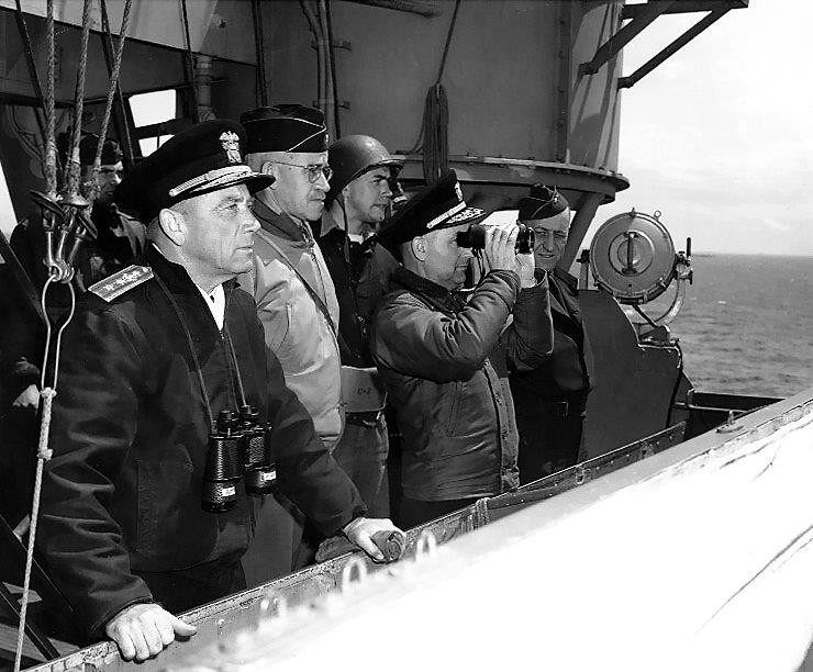 柯克（左一）与其他美军将领，在美国海军巡洋舰奥古斯塔（CA-31）观察诺曼第滩头的战局发展。图／取自美国海军官网