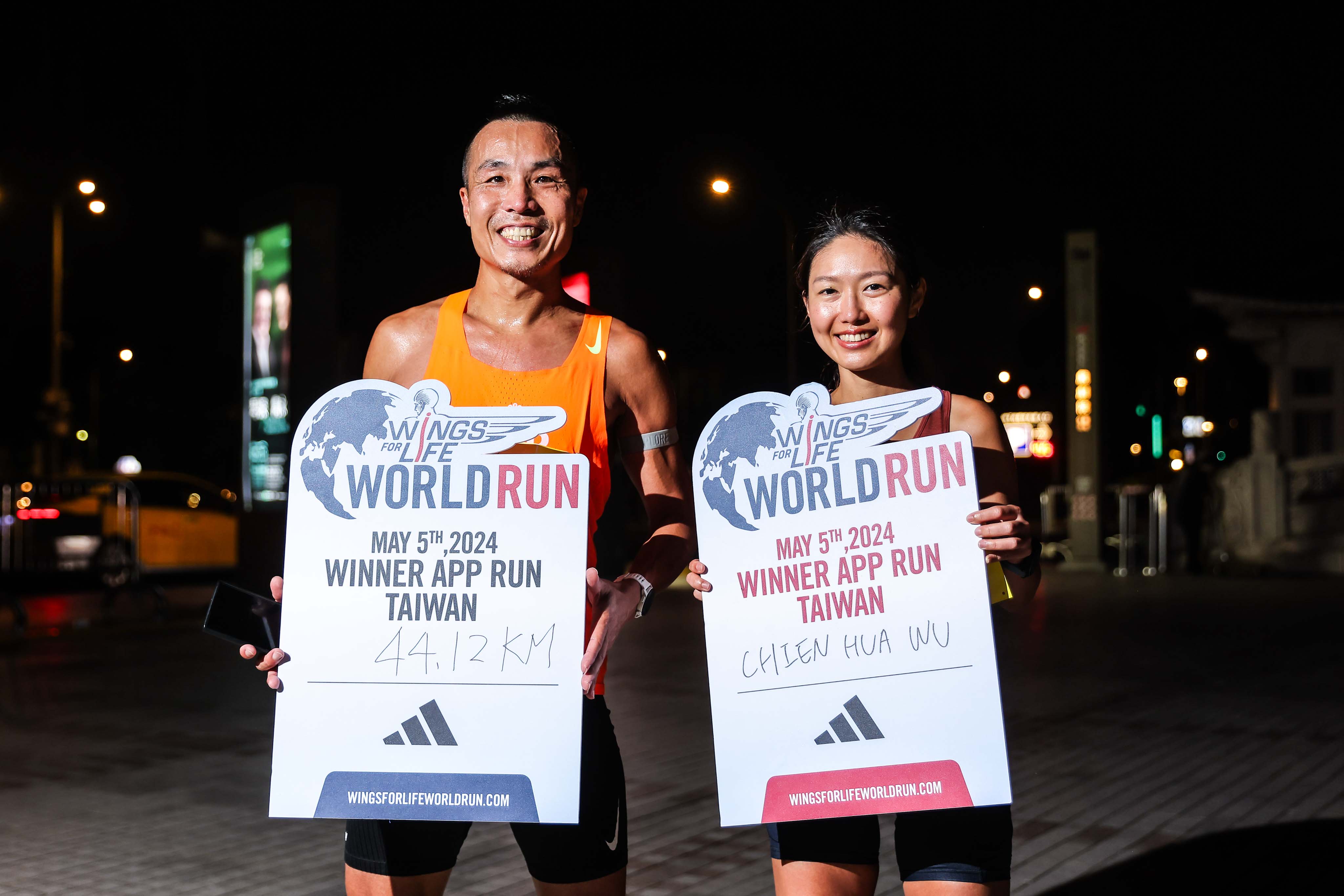 多届冠军李智群（左）、首度参赛吴倩华，跑赢千人获得台湾男、女组冠军。图／Red Bull提供