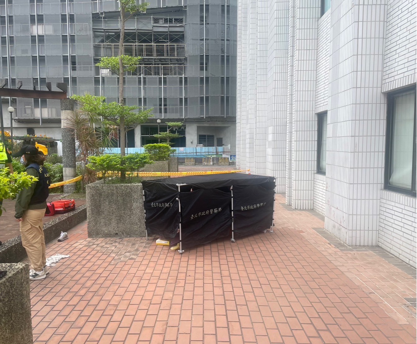 位处台北市大安区基隆路上的台湾电力公司台北市区营业处，今天中午12点半发生坠楼事故。记者翁至成／翻摄
