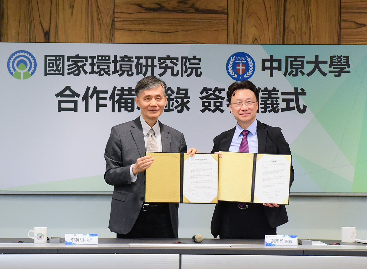中原大学校长李英明（左）与国家环境研究院长刘宗勇（右）签署合作备忘录为净零永续努力。图／中原大学提供