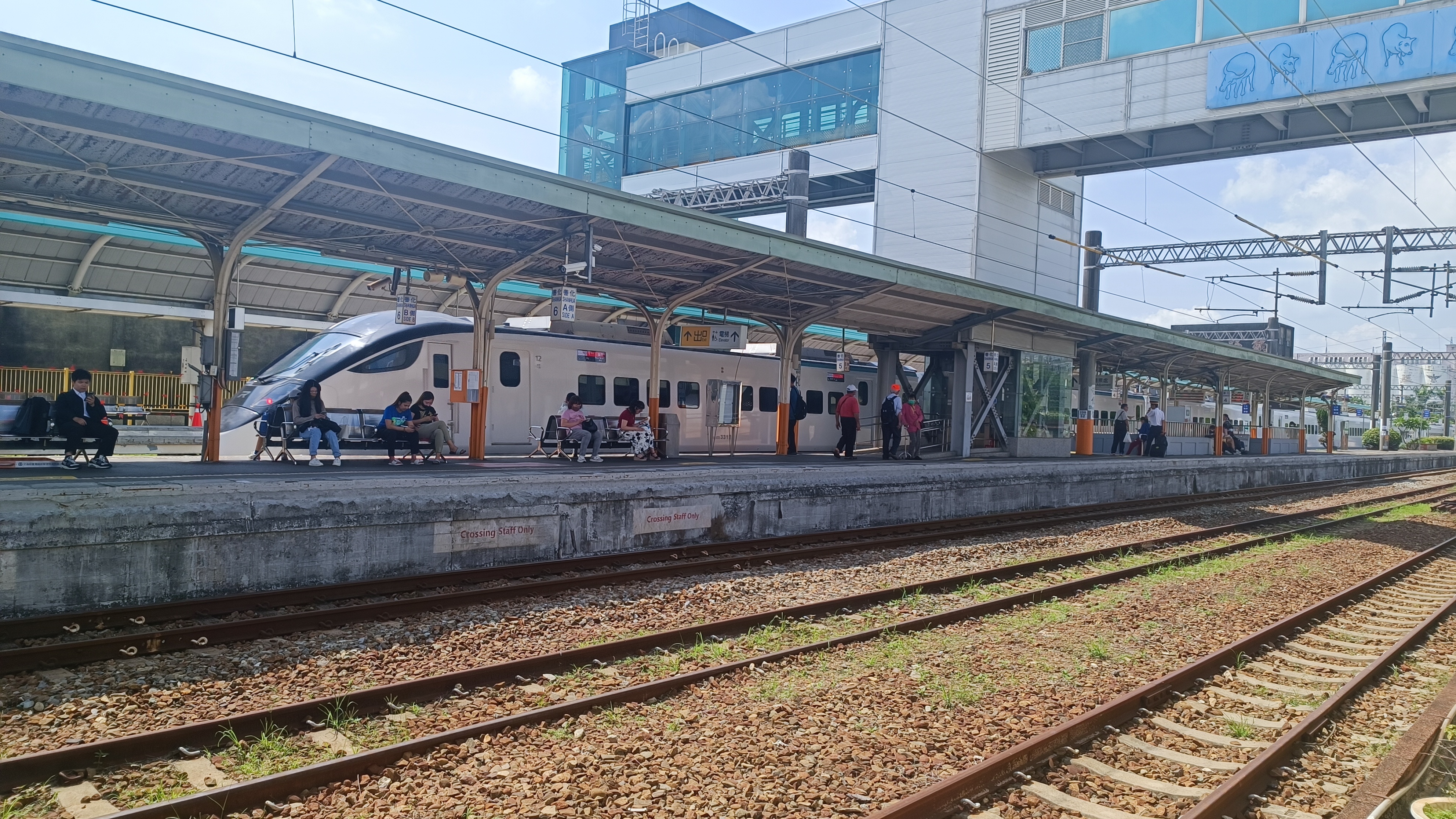 因应台铁班次下月改点，善化火车站将首度有EMU3000型新自强号列车停靠。记者谢进盛／摄影