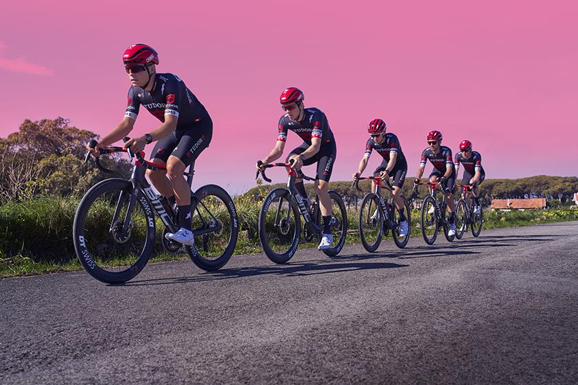 帝舵錶PELAGOS FXD CHRONO「自行車版」將伴隨帝舵錶職業自行車隊出戰全球最具挑戰的頂尖賽事。圖／帝舵錶提供