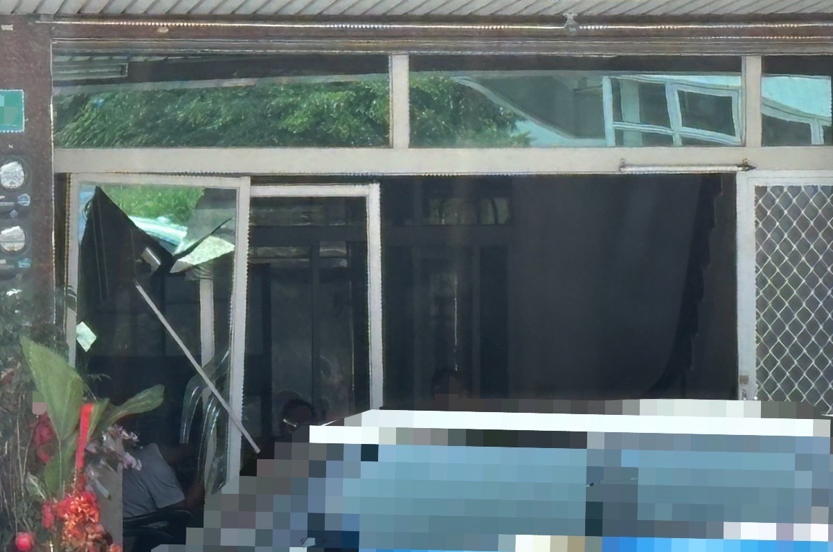 台南市育北区这间民宅遭人开车撞坏大门，涉案男子遭法办。记者黄宣翰／翻摄
