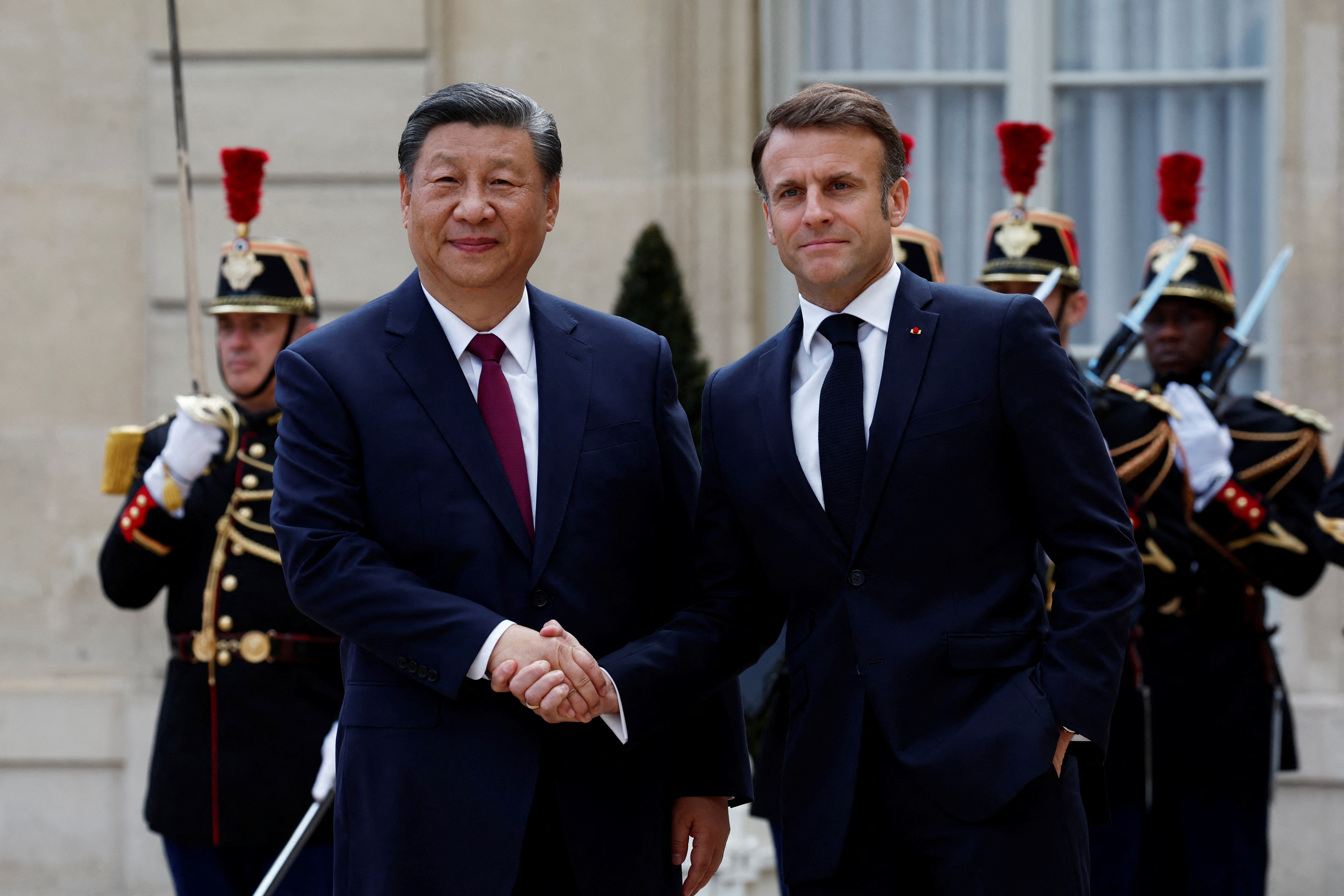 中国国家主席习近平（左）5日晚间抵达法国，6日与法国总统马克宏（右）会面。图／路透