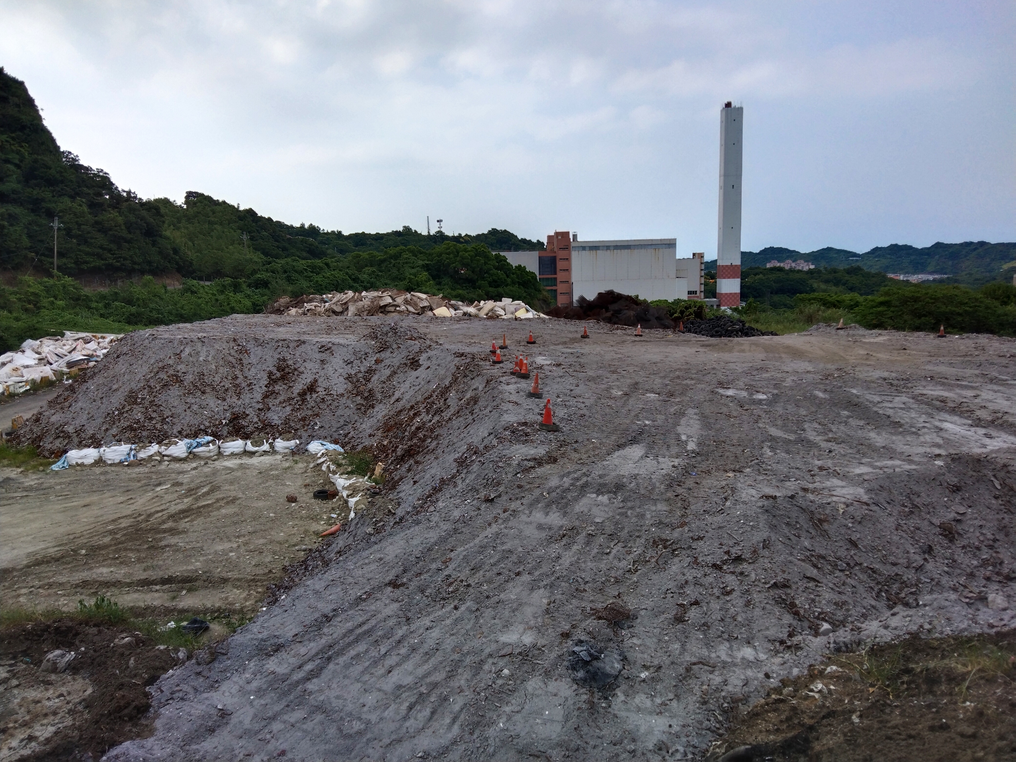 基隆市天外天垃圾掩埋场前年出现焚化厂底渣「垃圾山」，引发外界疑虑。联合报资料照、记者邱瑞杰摄影