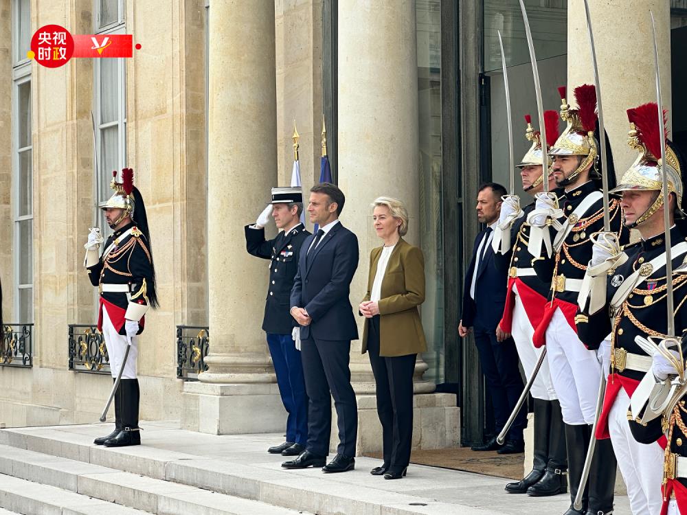 中法欧三方领导人会晤结束后，法国总统马克宏（左三起）、欧盟执委会主席范德赖恩两人，目送大陆国家主席习近平登车离开。央视