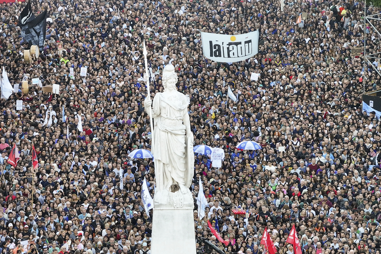 2024年4月23日，阿根廷布宜诺斯艾利斯，示威者聚集在玫瑰宫外，要求为公立大学提供更多资金，并抗议总统米雷伊提出的撙节措施。 图／美联社