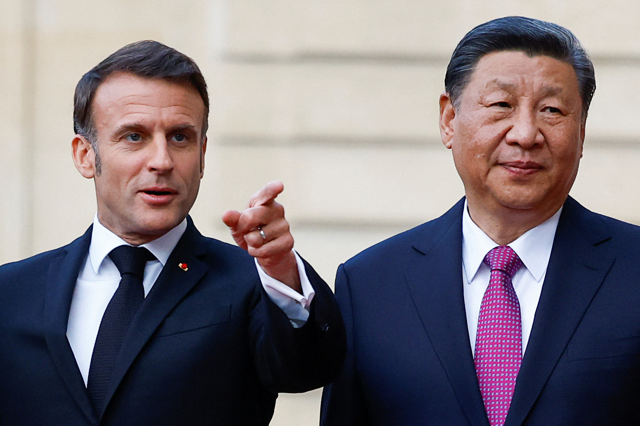 中国国家主席习近平6日在法国巴黎进行国事访问，习近平与法国总统马克宏在爱丽舍宫合影。图／路透