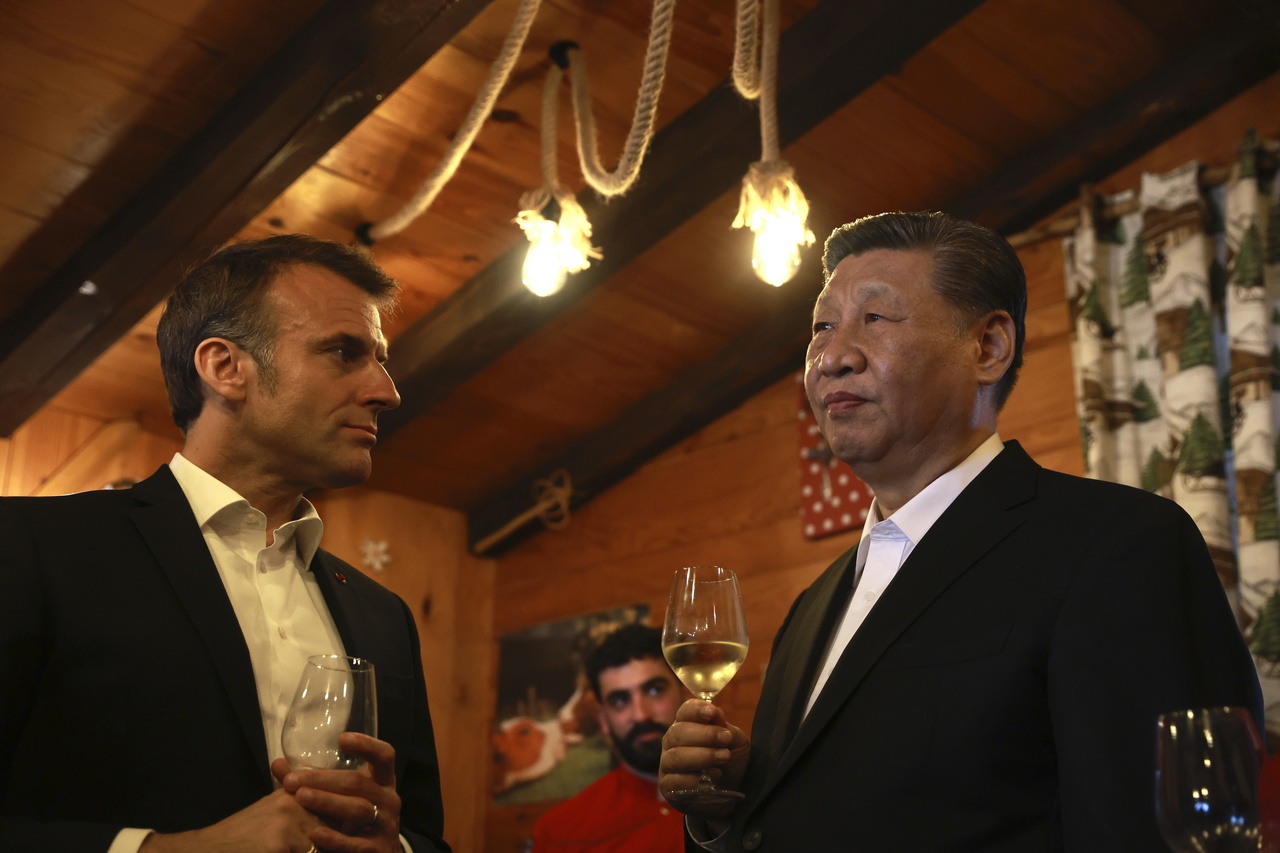 法国总统马克宏今天在庇里牛斯山地区接待来访第2天的中国国家主席习近平，试图创造一对一闲谈机会。  ※ 提醒您：禁止酒驾 饮酒过量有碍健康  