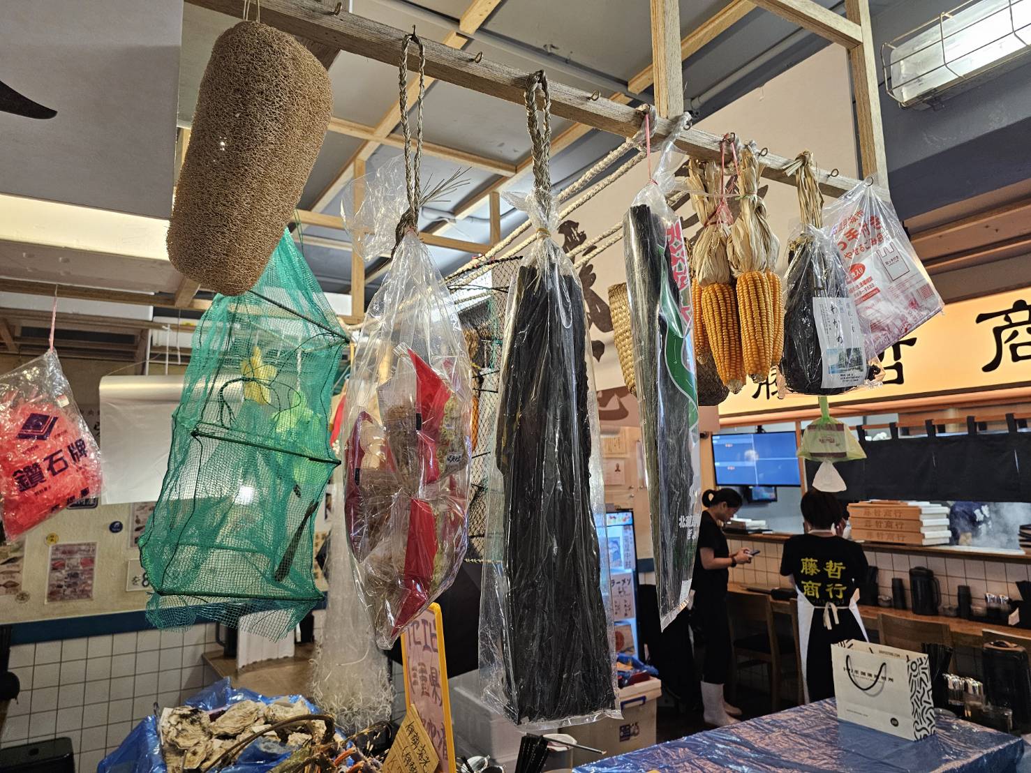 藤哲商行店内悬挂有各式各样的渔市杂货，相当拟真。记者陈睿中／摄影