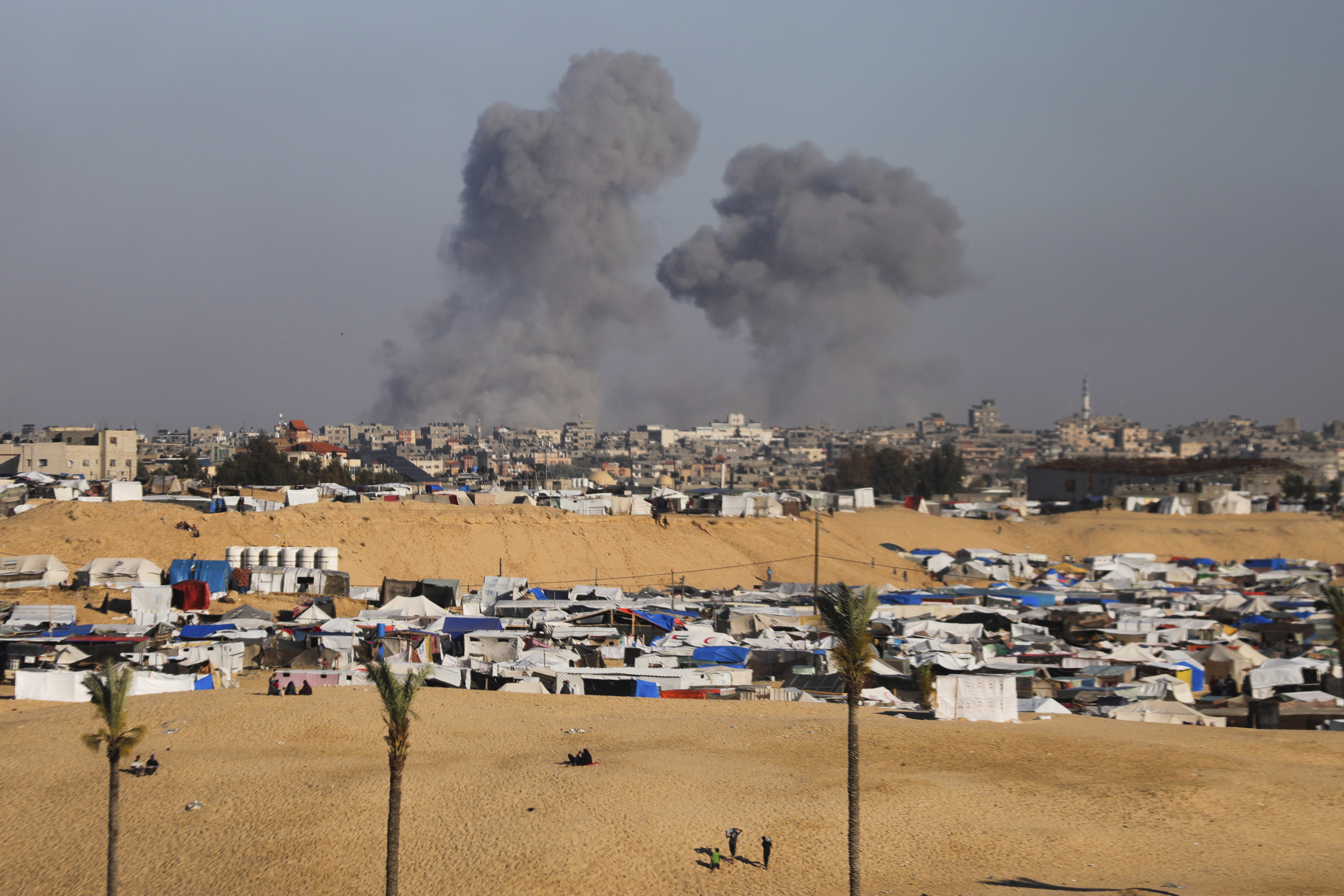 哈玛斯6日宣布接受暂时停火协议后不到几小时，以色列政府批准对南加萨城市拉法的军事行动，埃及和巴勒斯坦官员称以军战车已进入拉法。图为以军当日空袭拉法东部。美联社