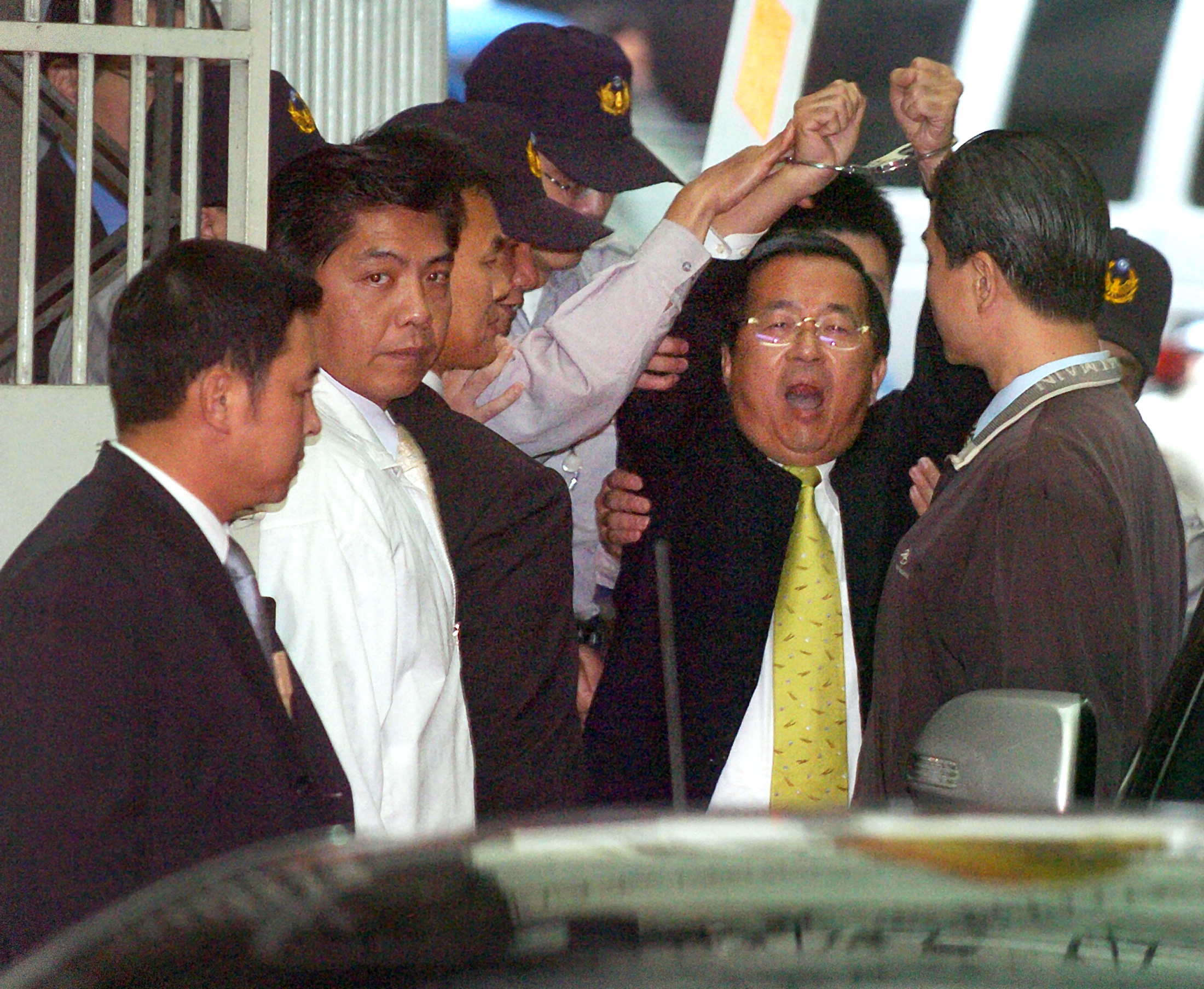 陈水扁2008年遭特侦组以五大罪名向法院声请羁押禁见，陈水扁高举戴著手铐双手，高喊「政治迫害」。图／联合报系资料照片