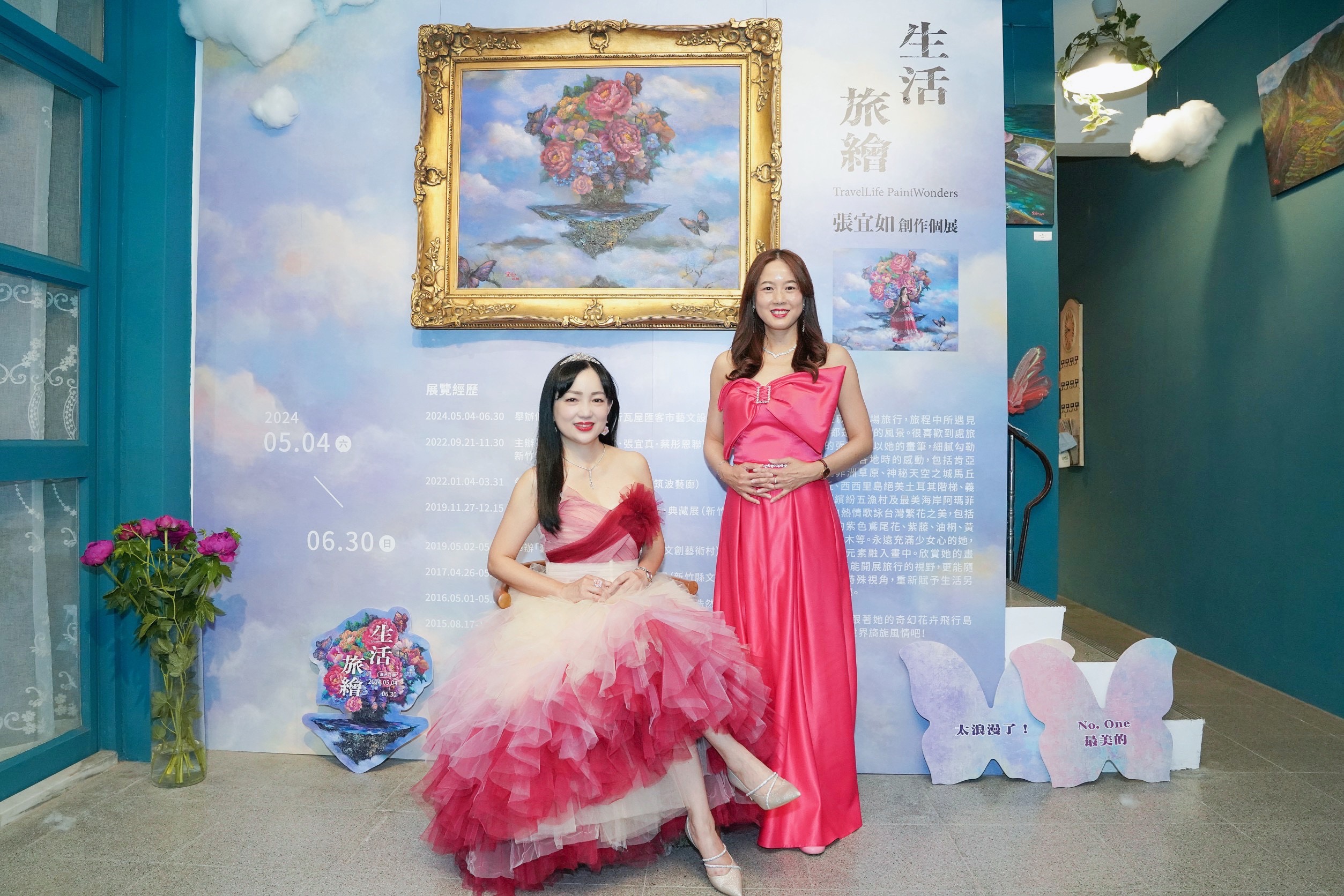 旺宏教育基金会执行长张宜如（左）举办「生活旅绘」油画展，与妹妹中医大新竹附医执行长张宜真合影。图／读者提供