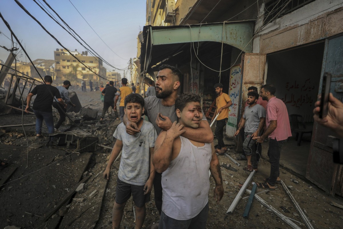 路透摄影记者纪录以哈战争爆发初期情况，荣获2024普立兹奖「即时新闻最佳摄影奖」。图为路透得奖作品之一，去年10月25日，1名巴勒斯坦男子带著2侄子，站在加萨的废墟中。图／取自普立兹奖官网